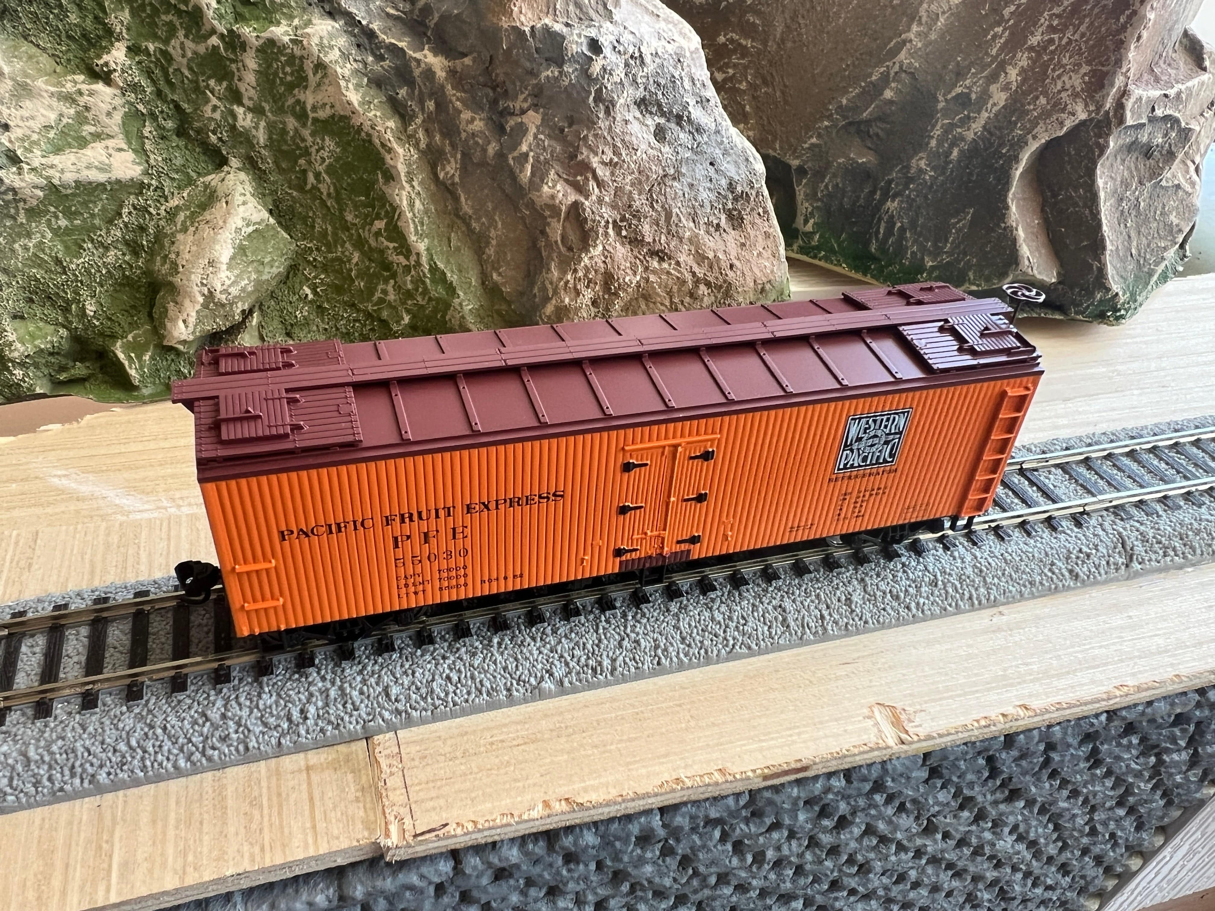 Walthers HO 910-41235 - Mainline - 40' Wood Reefer w/ Wood Ends "Pacific Fruit Express" #55048