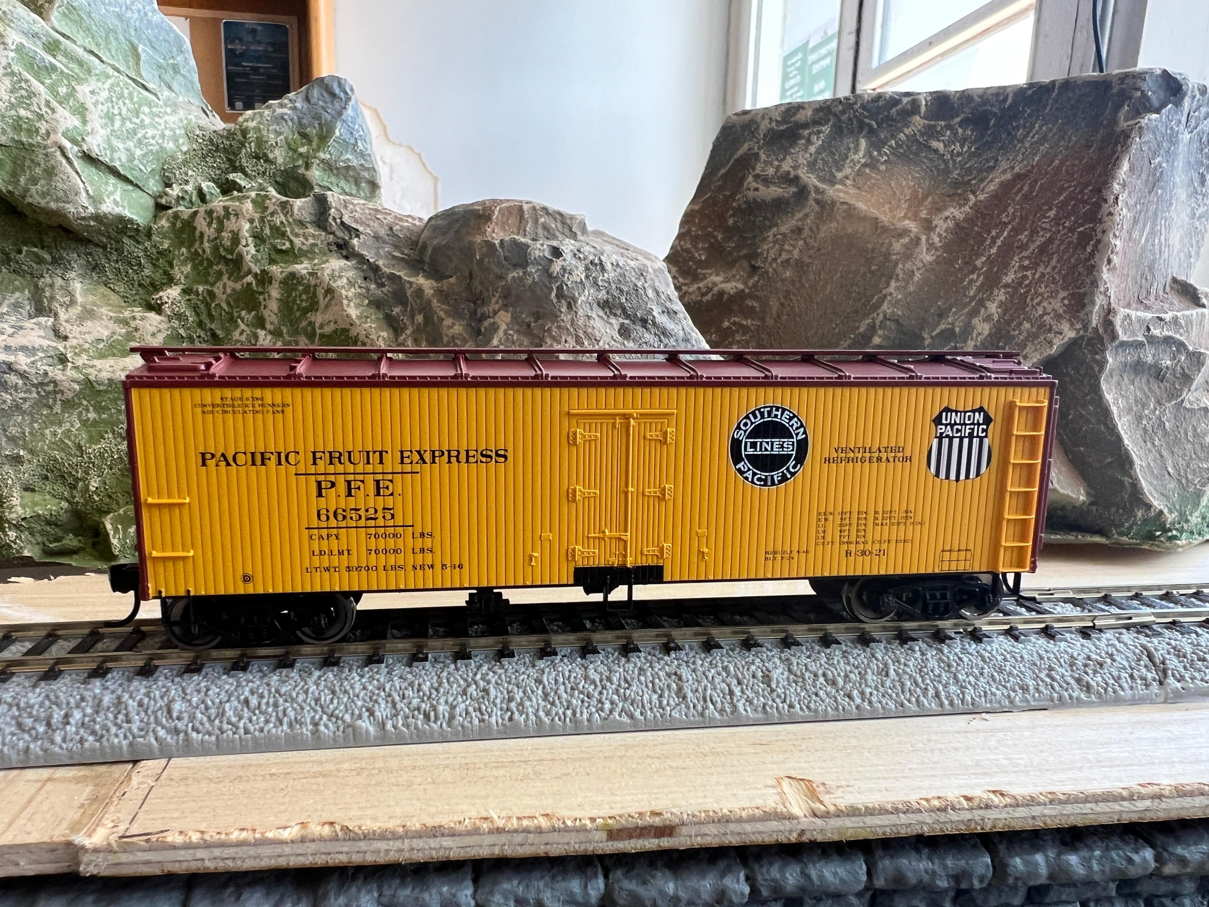 Walthers HO 910-41324 - Mainline - 40' Wood Reefer w/ Steel Ends "Pacific Fruit Express" #66780