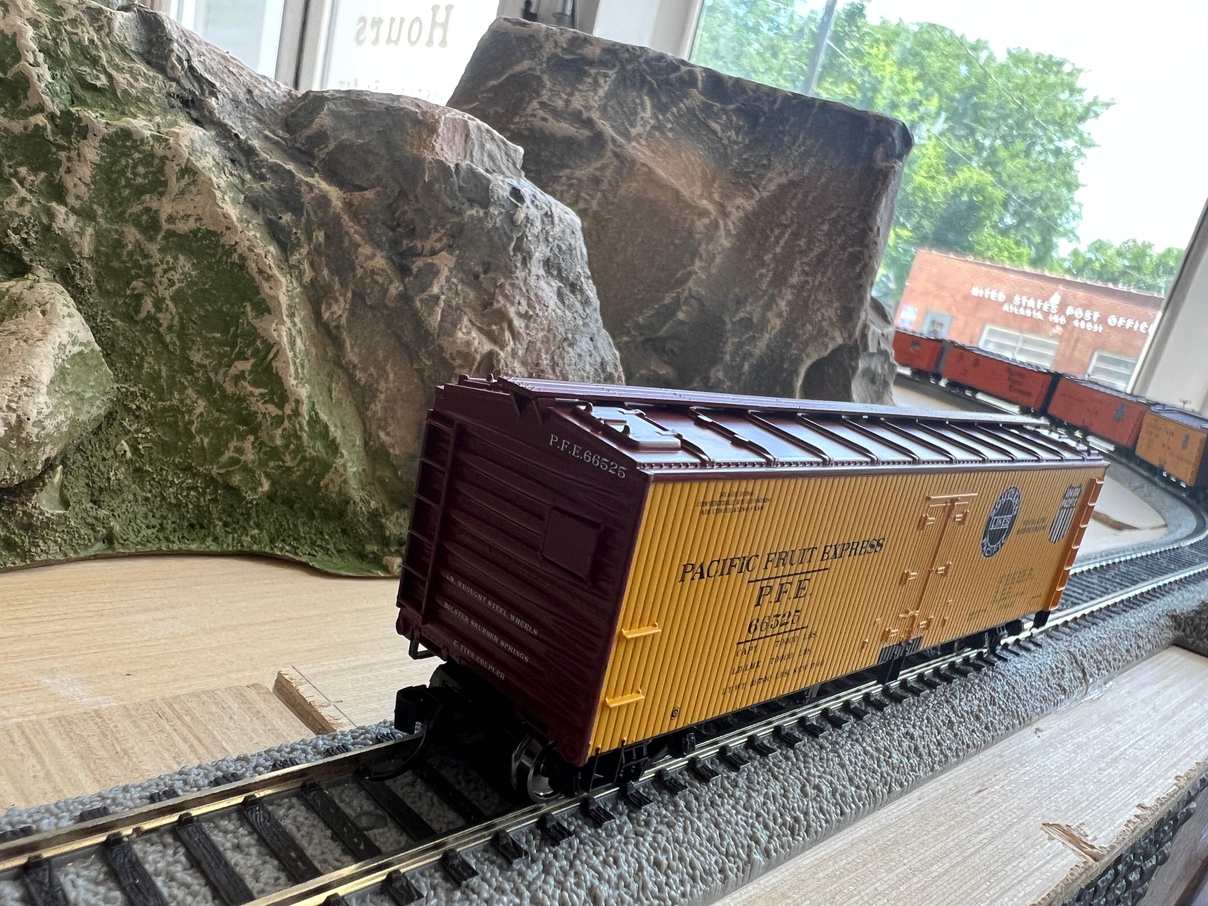 Walthers HO 910-41324 - Mainline - 40' Wood Reefer w/ Steel Ends "Pacific Fruit Express" #66780