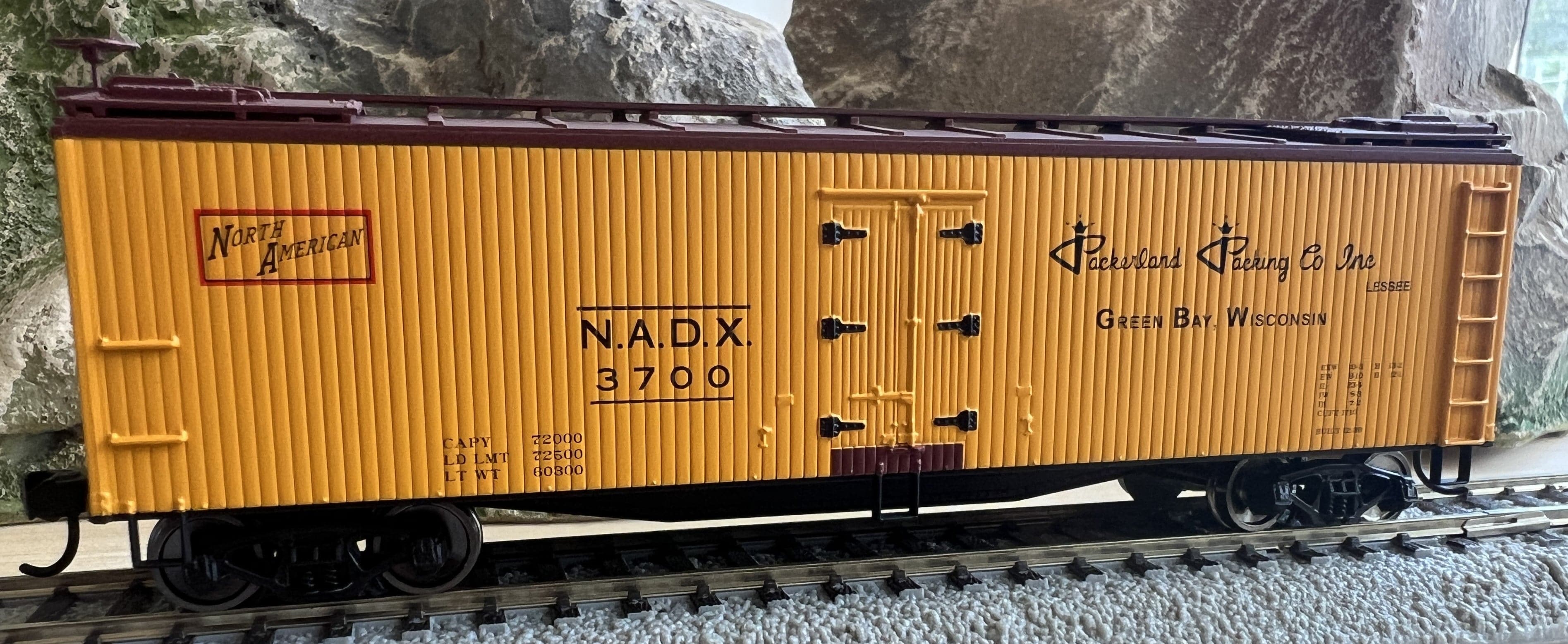 Walthers HO 910-41239 - Mainline - 40' Wood Reefer w/ Wood Ends "Packerland Packing Co" #3712