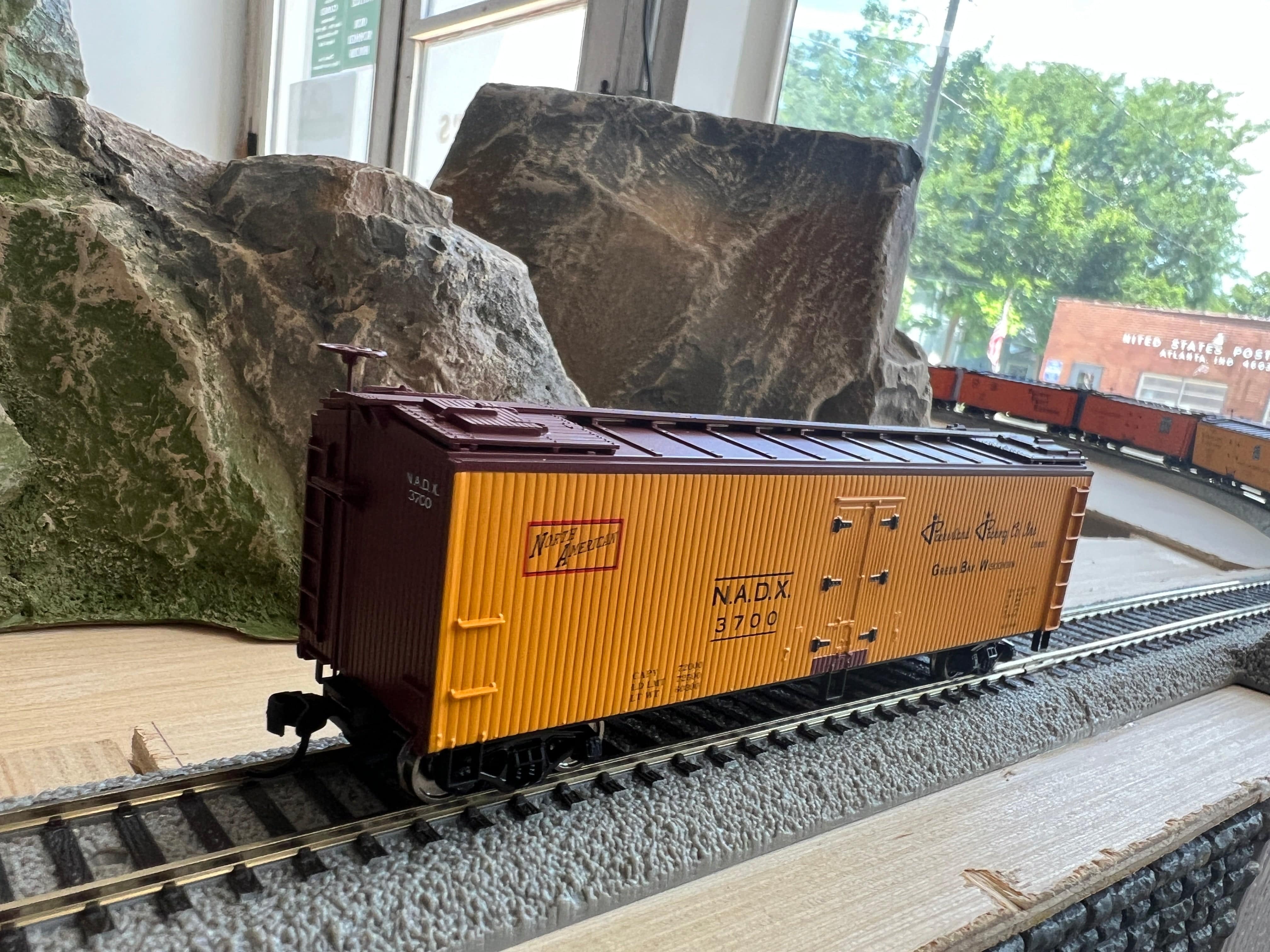 Walthers HO 910-41237 - Mainline - 40' Wood Reefer w/ Wood Ends "Packerland Packing Co" #3700