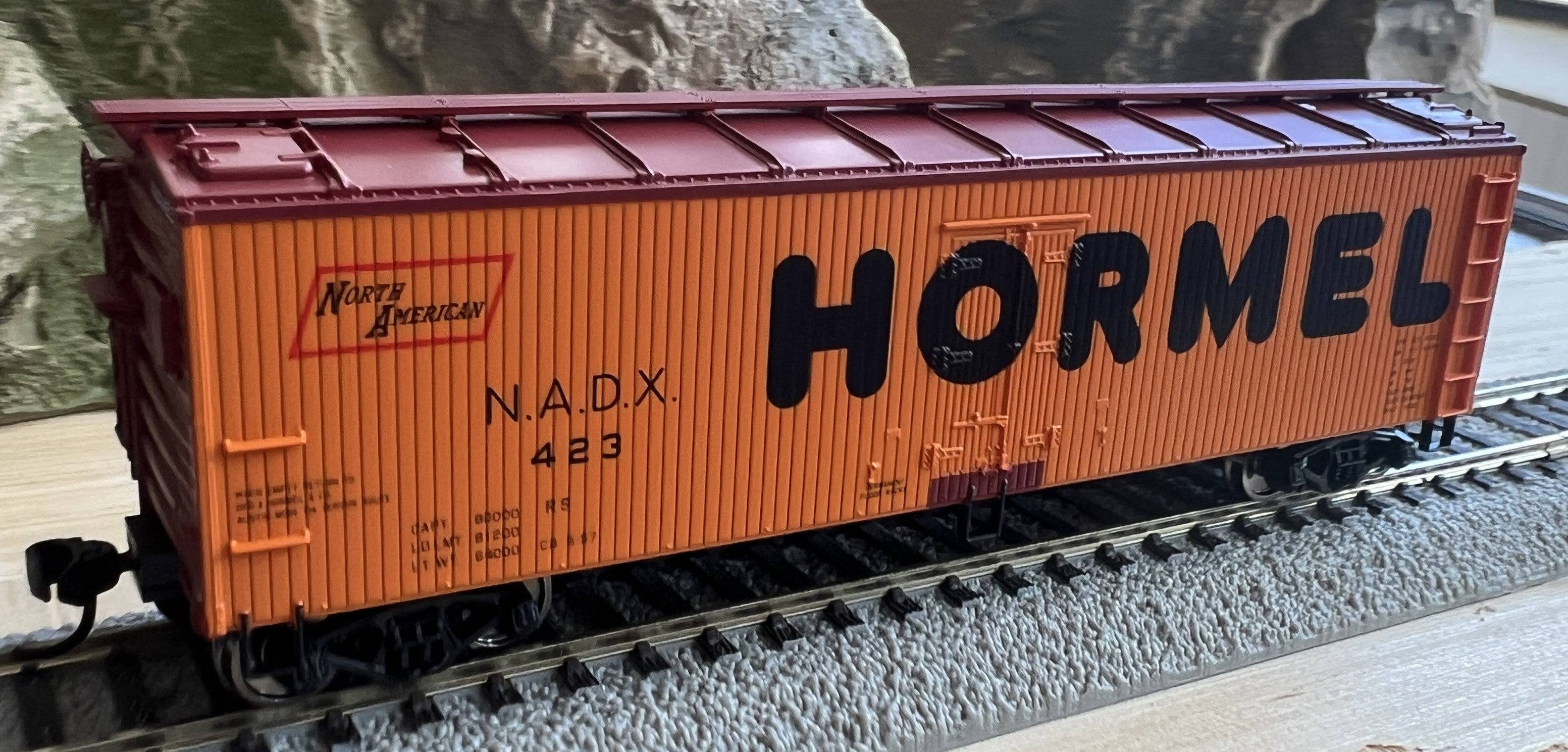 Walthers HO 910-41309 - Mainline - 40' Wood Reefer w/ Steel Ends "NADX" #423 (Hormel)