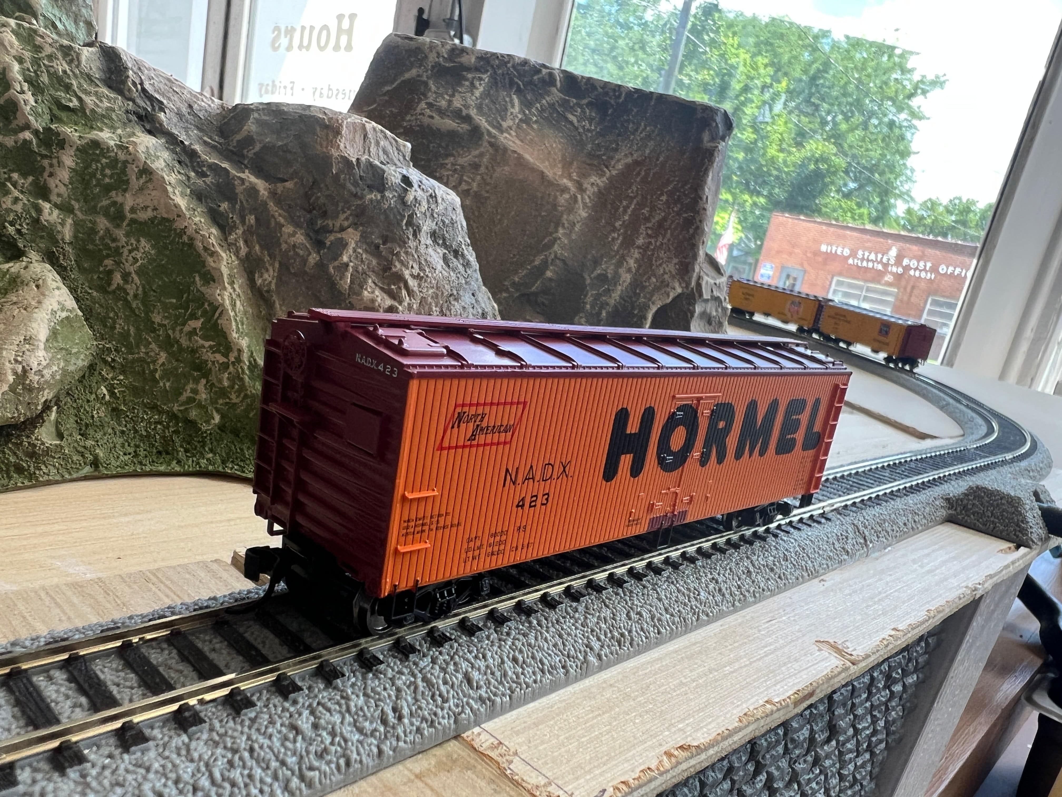 Walthers HO 910-41309 - Mainline - 40' Wood Reefer w/ Steel Ends "NADX" #423 (Hormel)