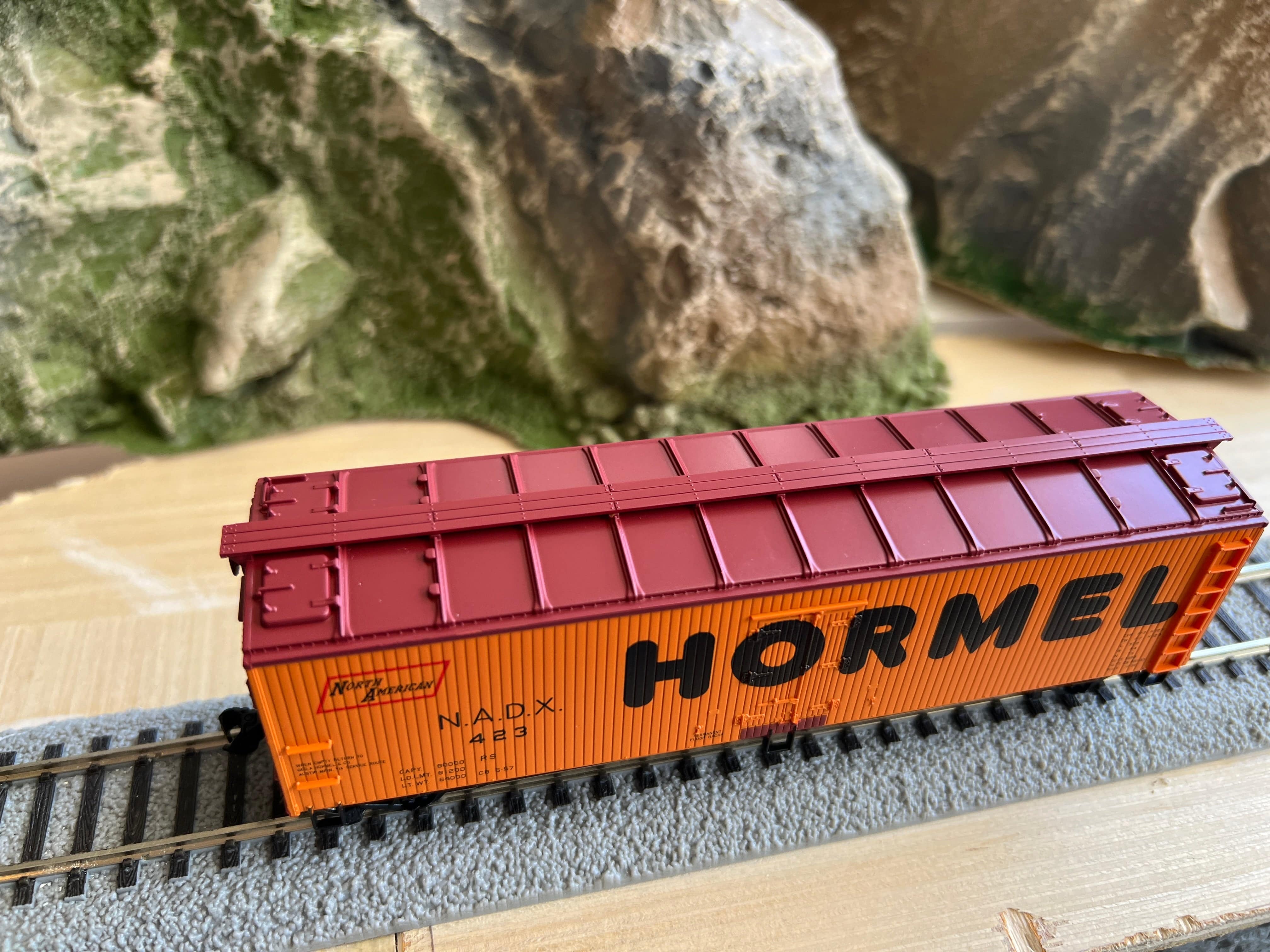 Walthers HO 910-41310 - Mainline - 40' Wood Reefer w/ Steel Ends "NADX" #430 (Hormel)