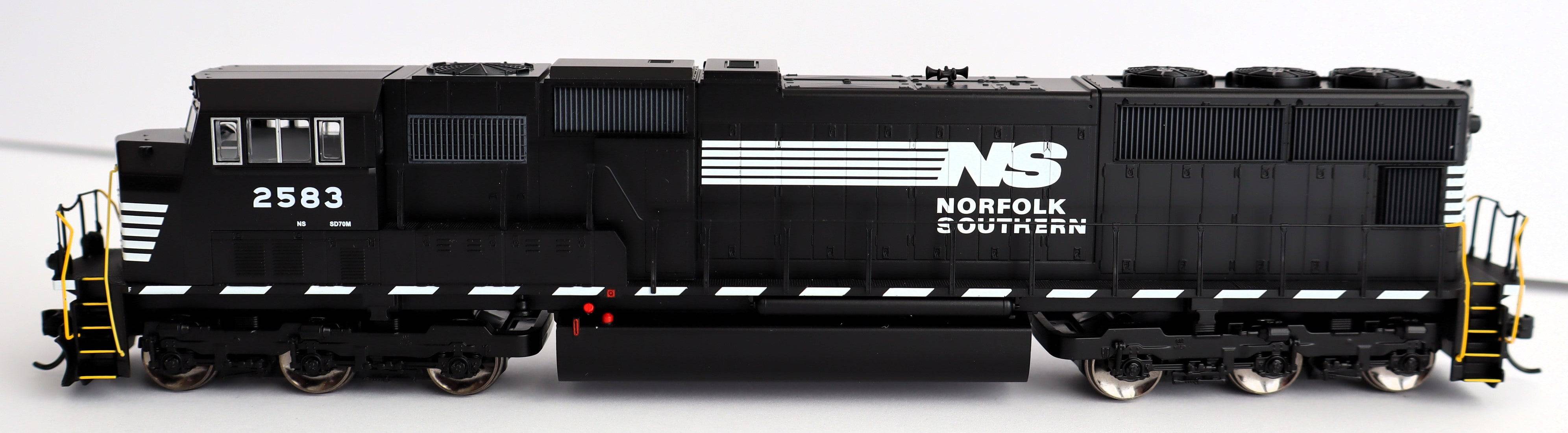 Walthers HO 910-21011 - Mainline - SD70M Diesel Locomotive "Norfolk Southern" #2581 (w/DCC/Sound)