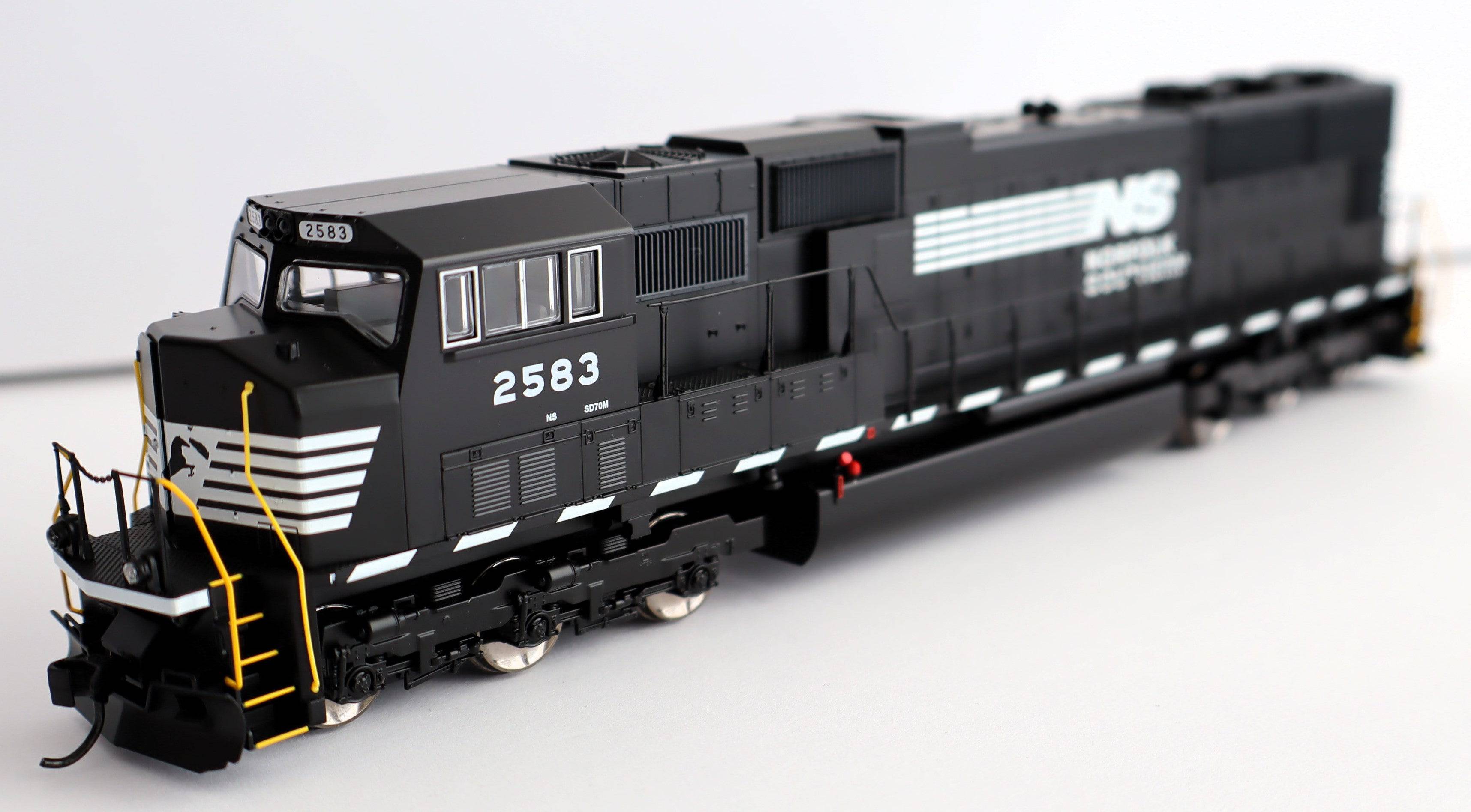 Walthers HO 910-21012 - Mainline - SD70M Diesel Locomotive "Norfolk Southern" #2588 (w/DCC/Sound)