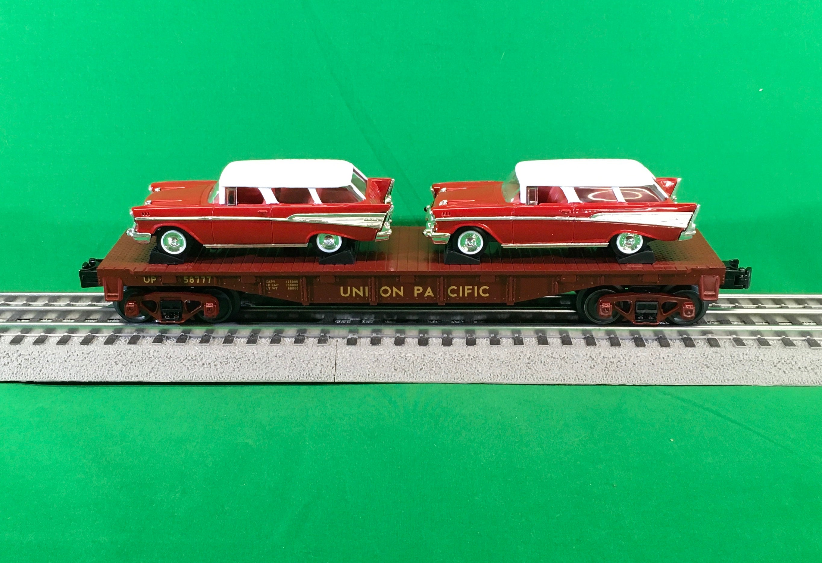 MTH 30-76874 - Flat Car "Union Pacific" w/ (2) ‘57 Chevy Nomads (Red) #58777