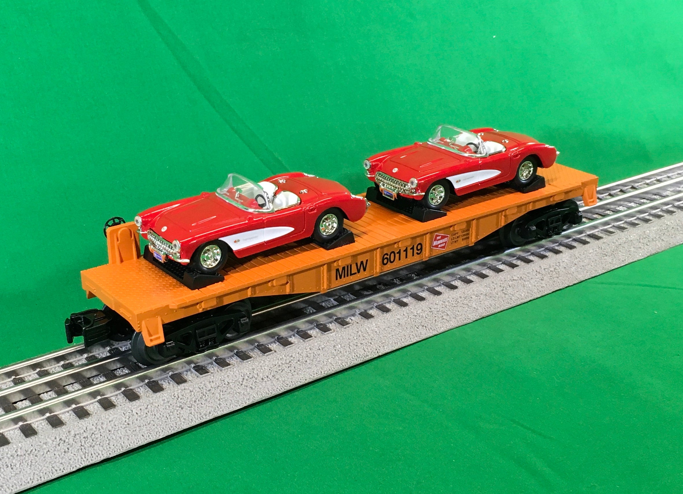 MTH 30-76875 - Flat Car "Milwaukee Road" w/ (2) ‘57 Chevy Corvettes (Red) #601119