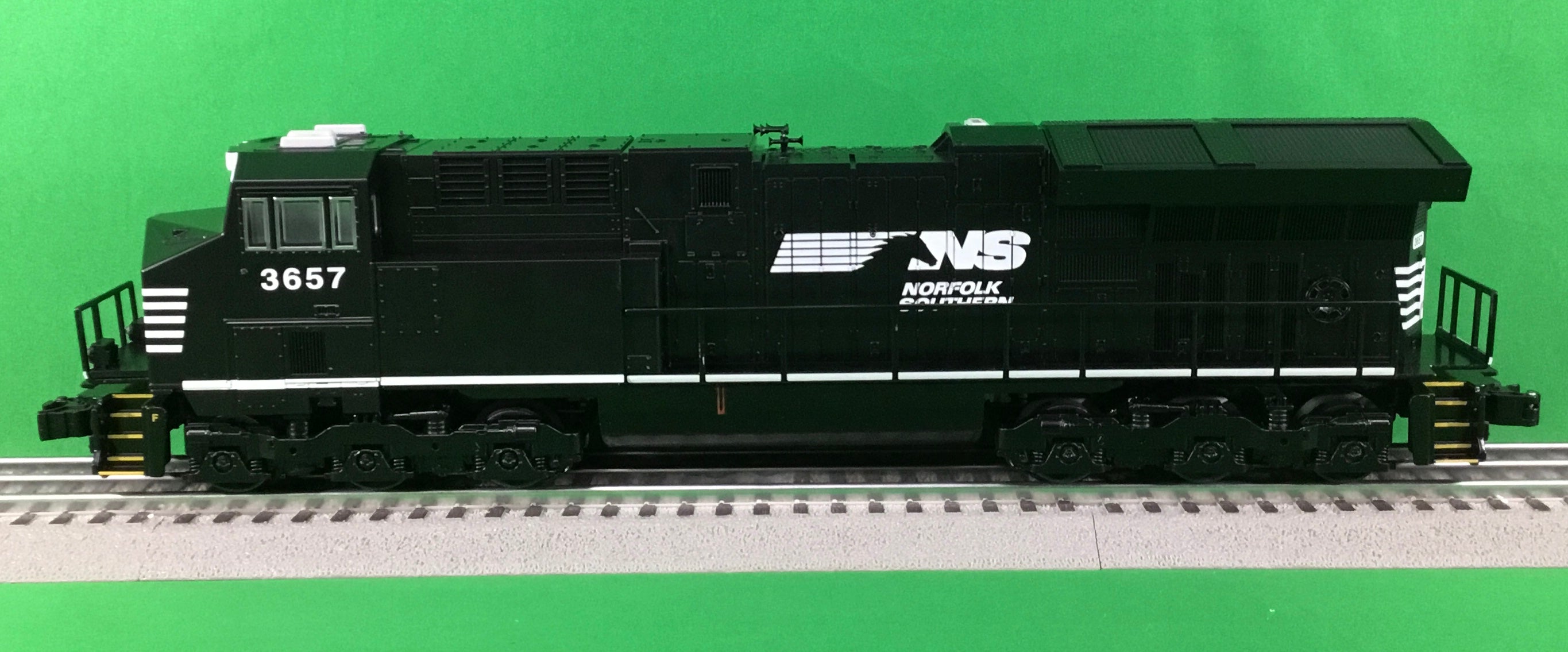 Lionel 2334080 - LionChief+ 2.0 ET44AC Diesel Locomotive "Norfolk Southern" #3657