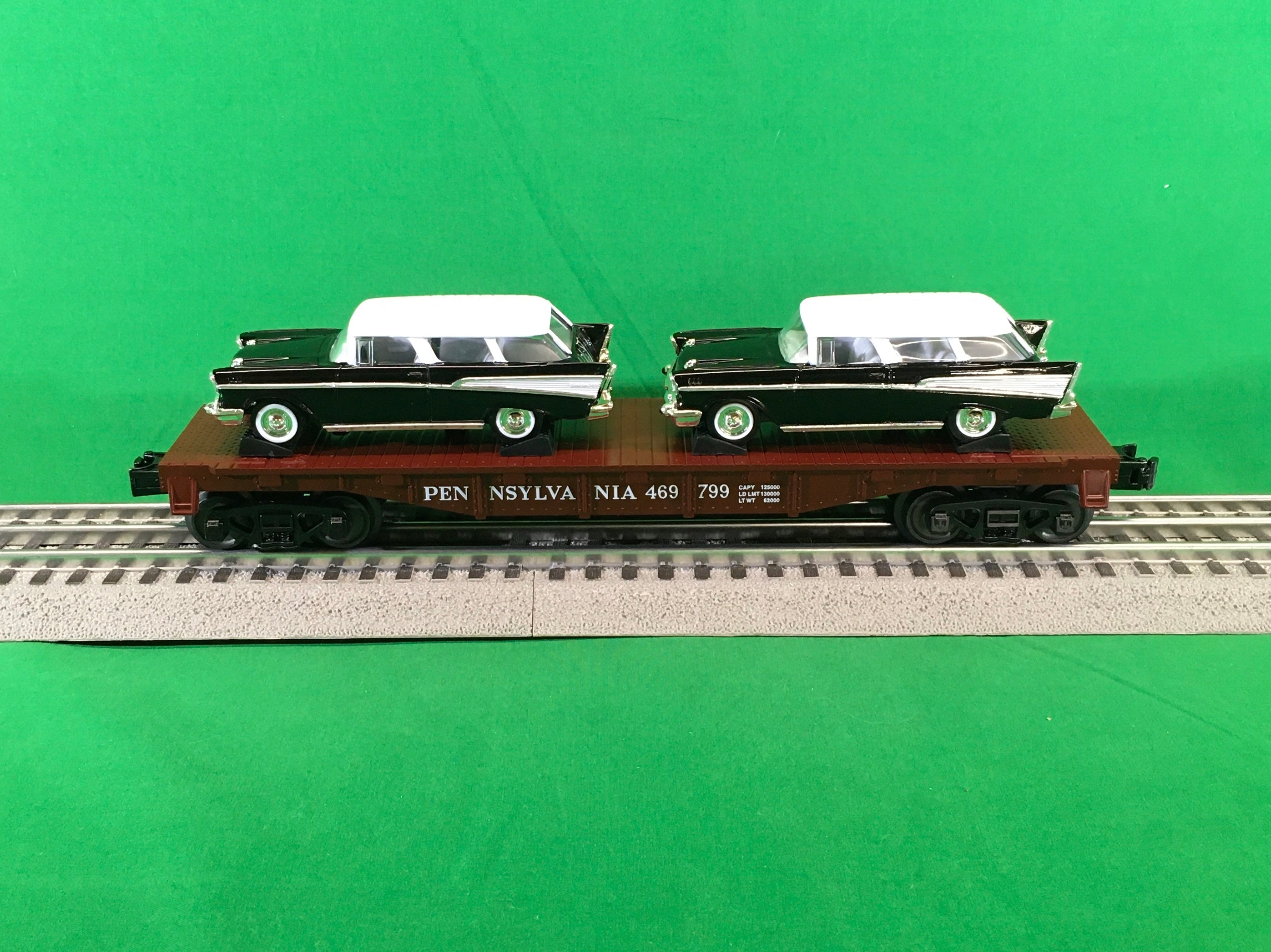 MTH 30-76873 - Flat Car "Pennsylvania" w/ (2) ‘57 Chevy Nomads (Black) #469799