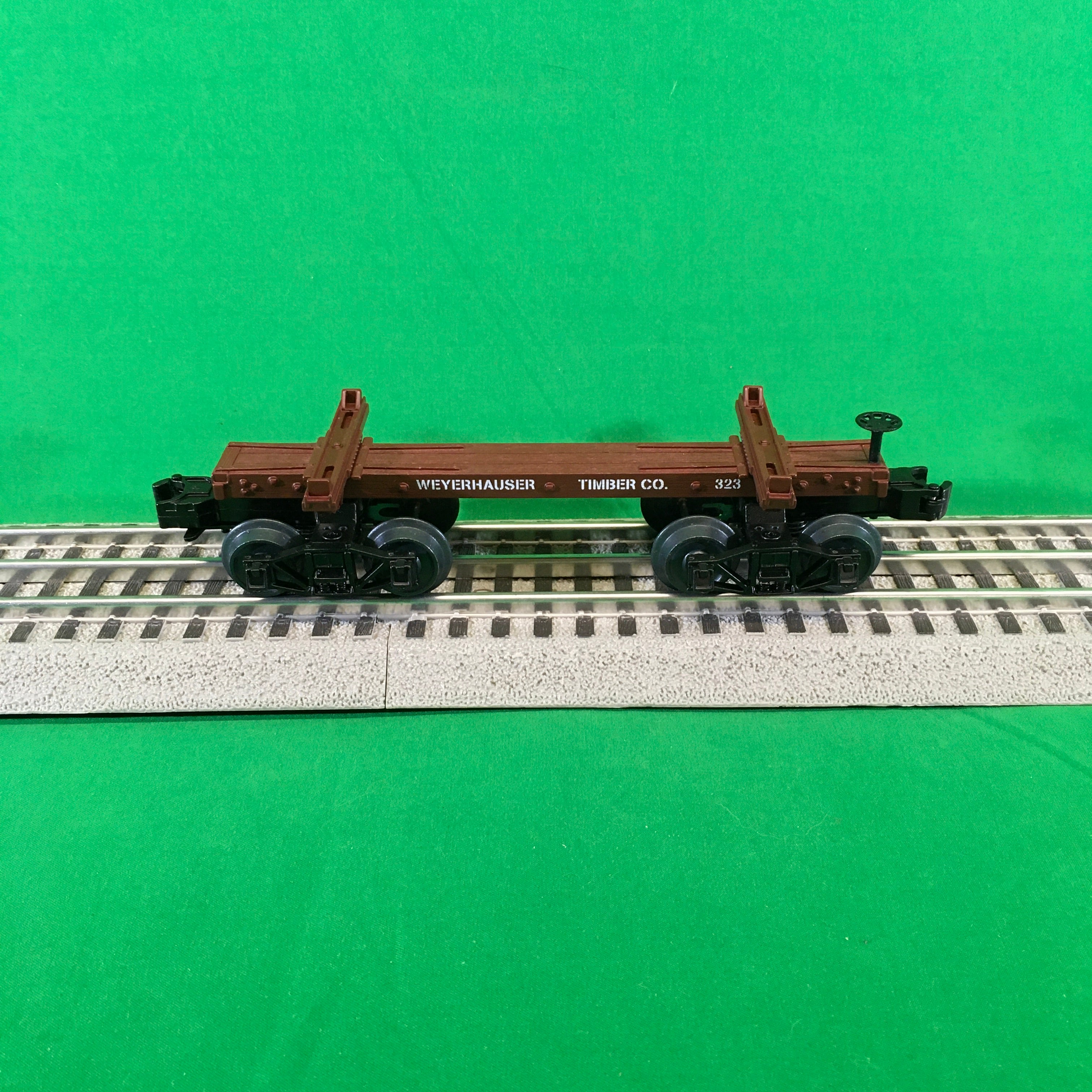 MTH 20-92328 - Skeleton Flat Car "Weyerhaeuser" w/ Log Load Set #2