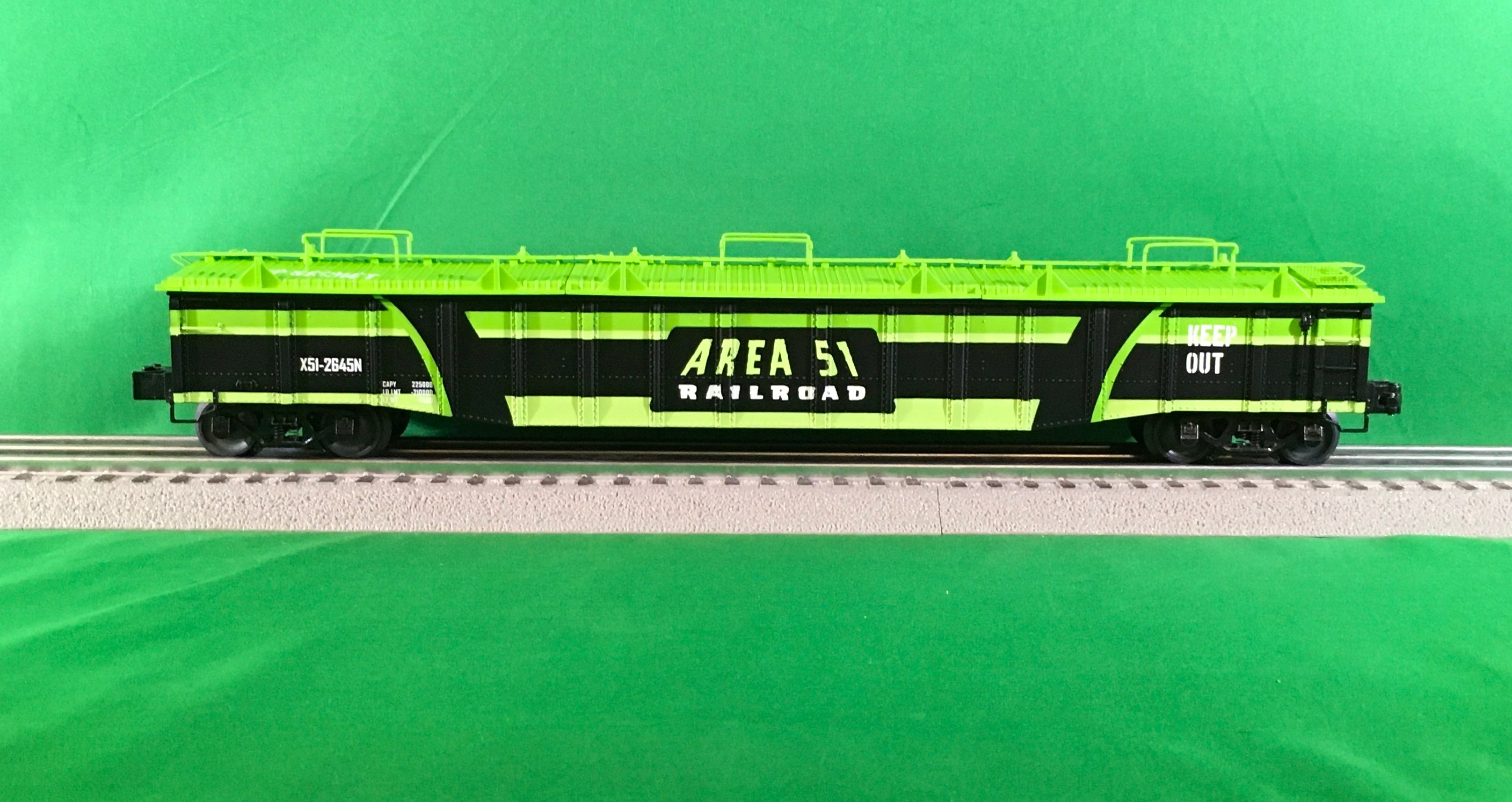 Lionel 2426240 - PS-5 Gondola "Area 51" w/ Cover #X51-2645N