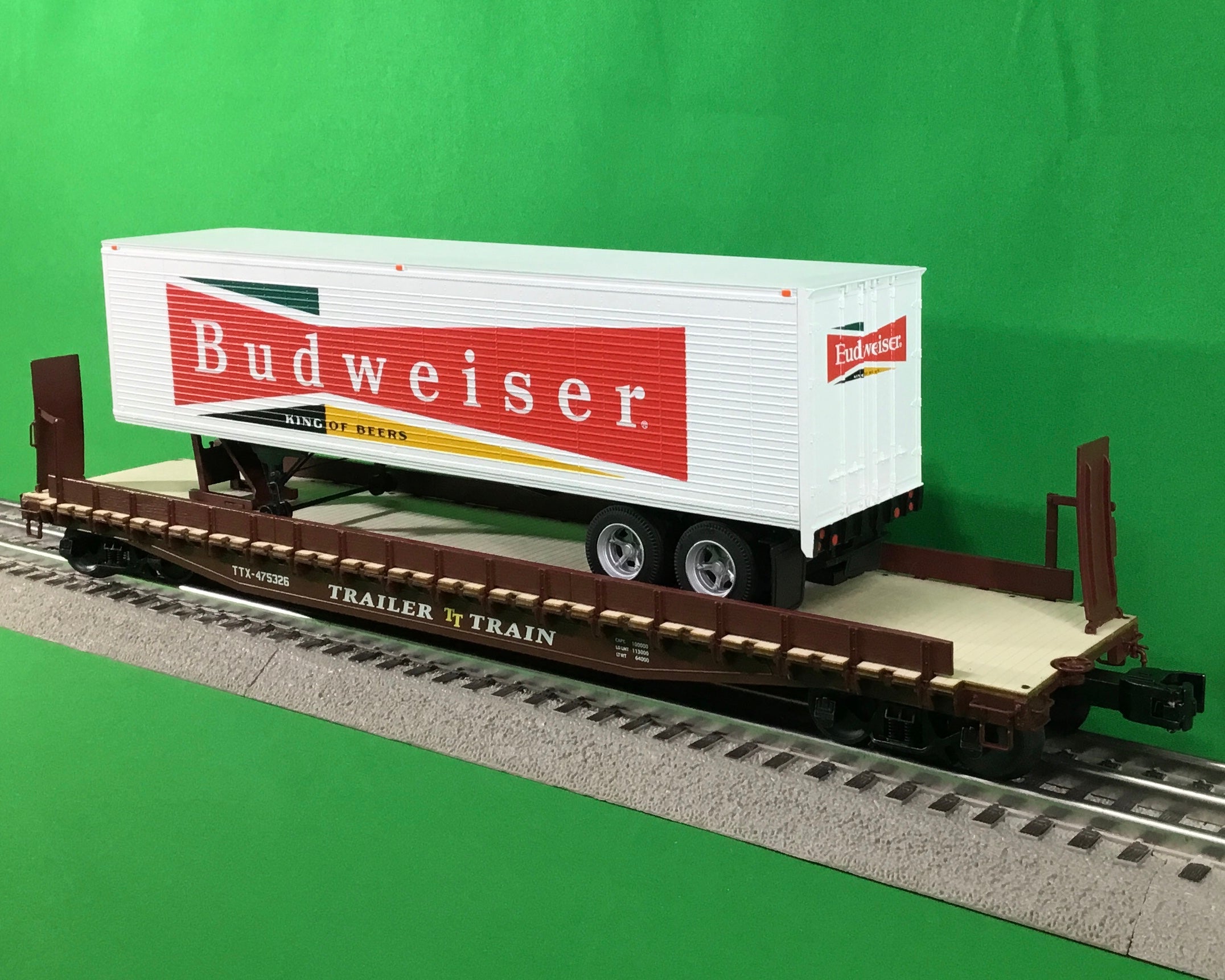 Lionel 2326400 - 50' Flatcar "TTX" w/ Budweiser Trailer