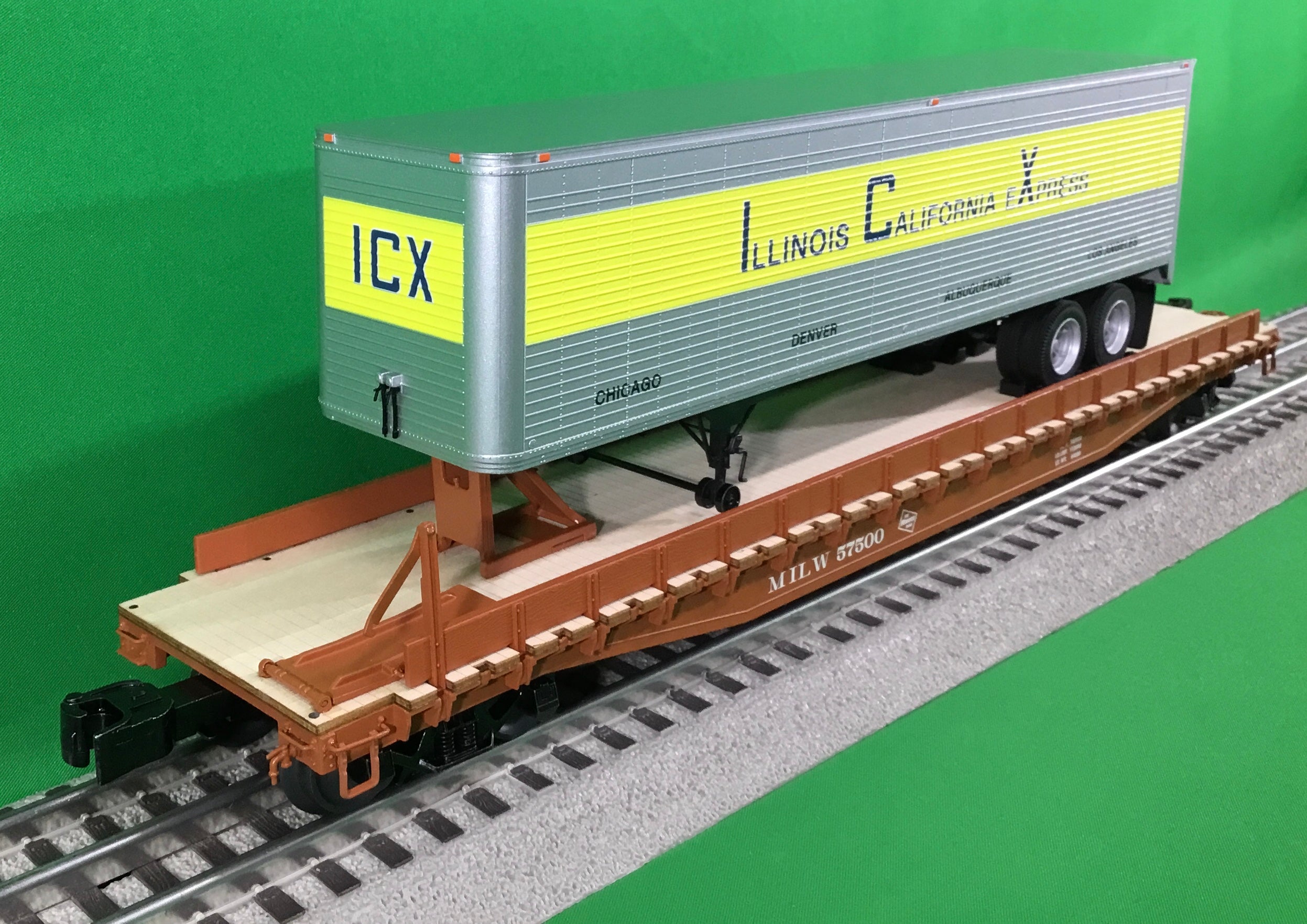 Lionel 2326390 - 50' Flatcar "Milwaukee Road" w/ ICX Trailer