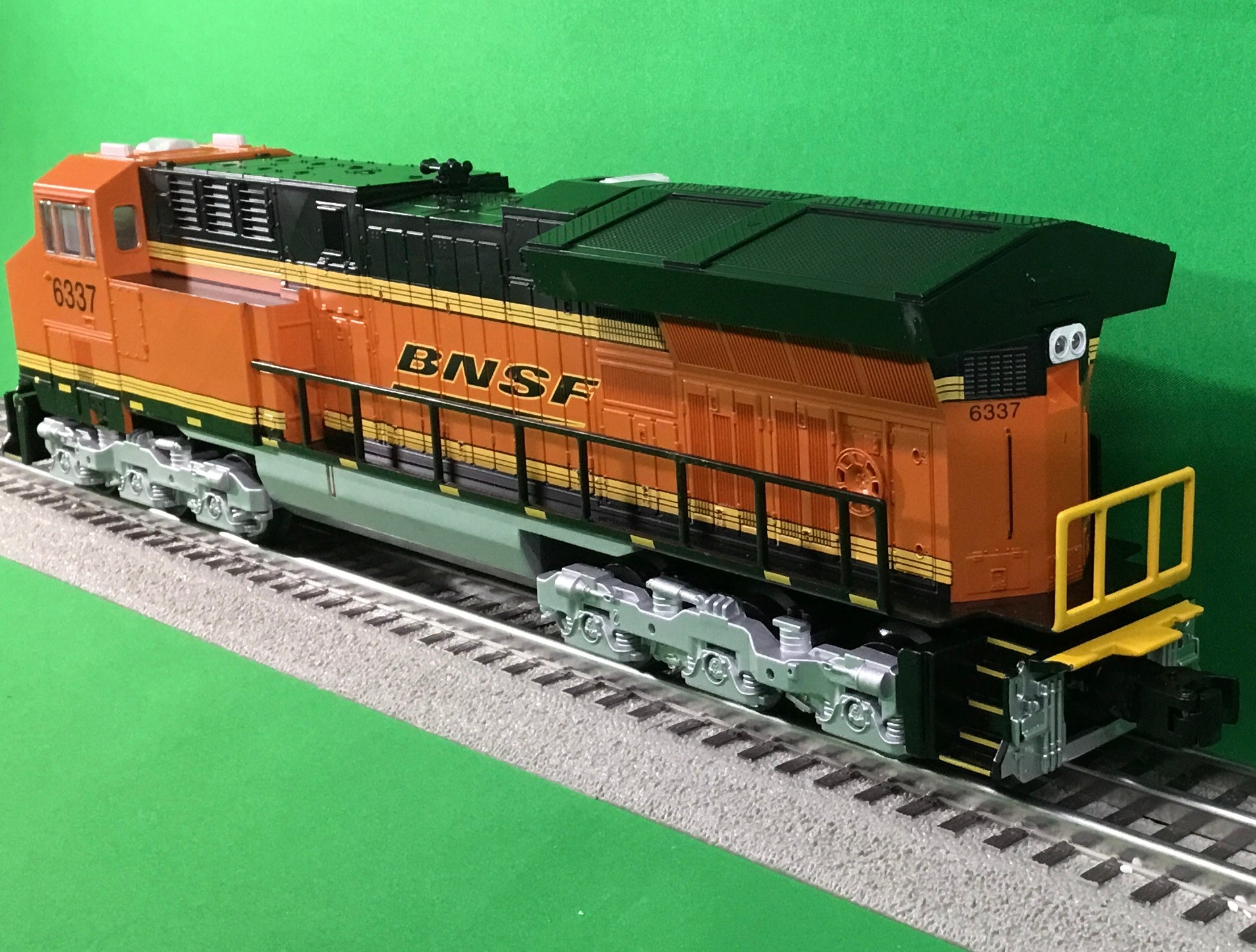 Lionel 2334070 - LionChief+ 2.0 ET44AC Diesel Locomotive "BNSF" #6337