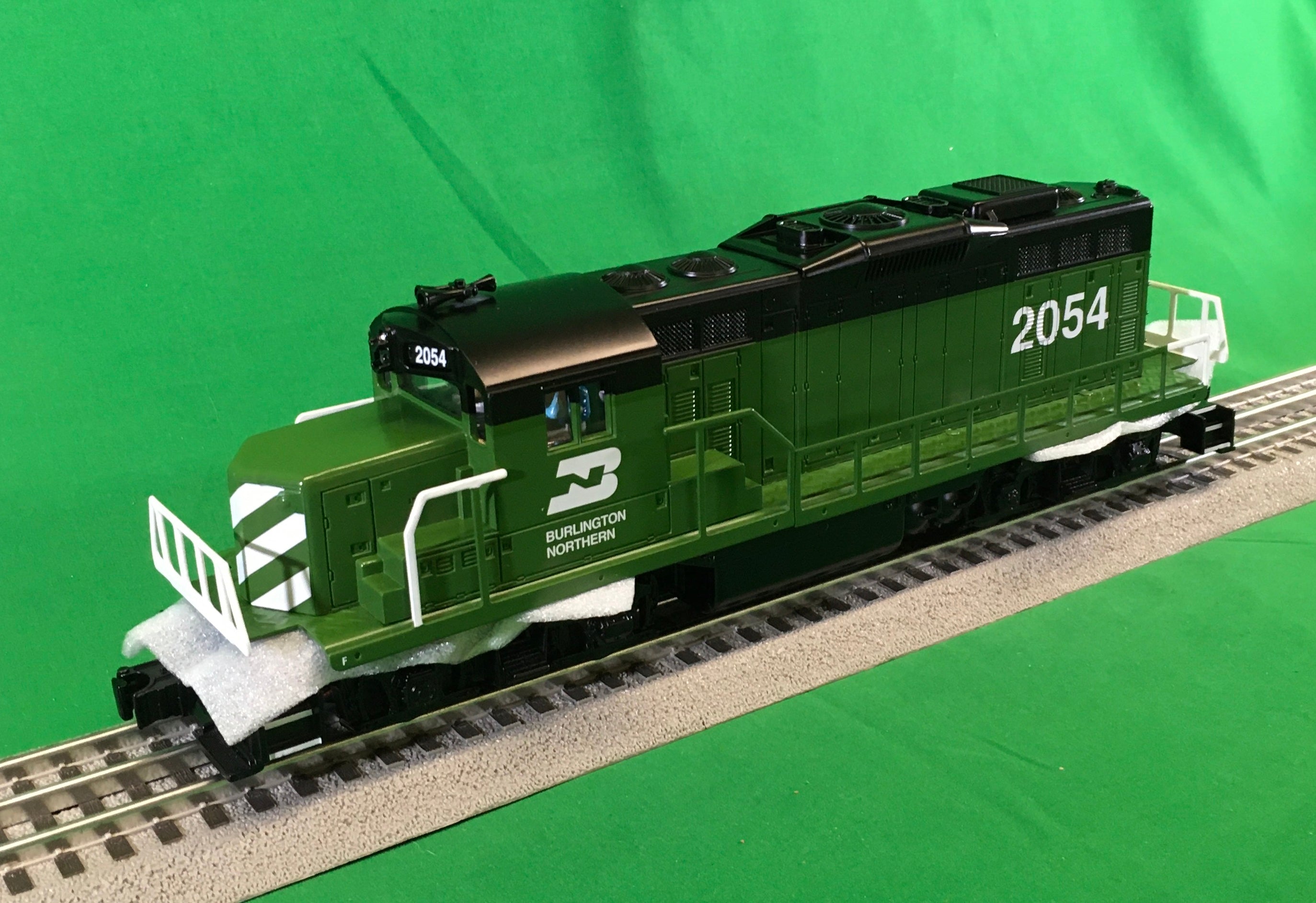 Lionel 2234170 - LionChief+ 2.0 GP20 Diesel Locomotive "Burlington Northern" #2054