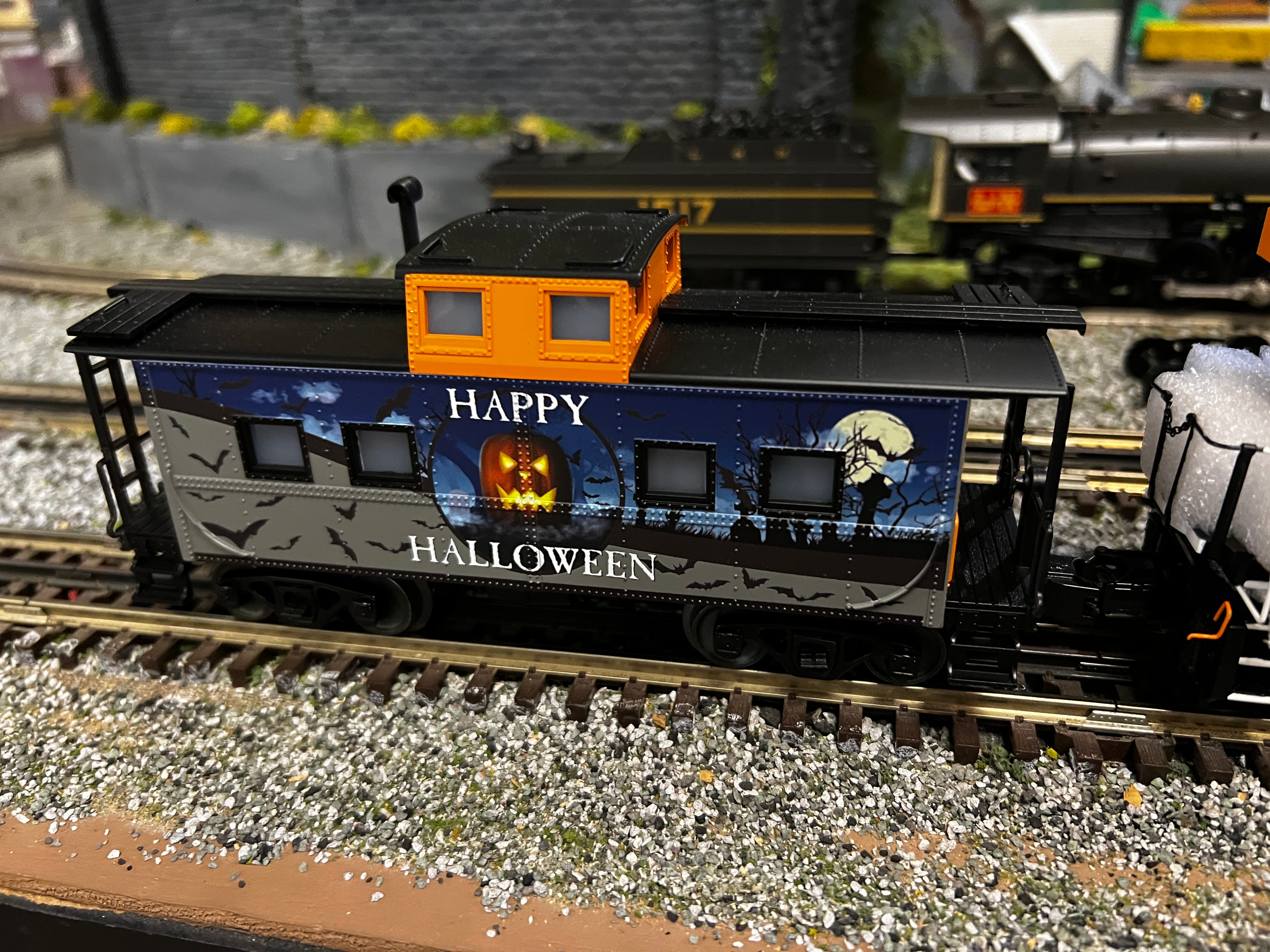 MTH 30-20975-1 - ES44AC Diesel Engine & Caboose Set "Halloween" #1031 w/ PS3