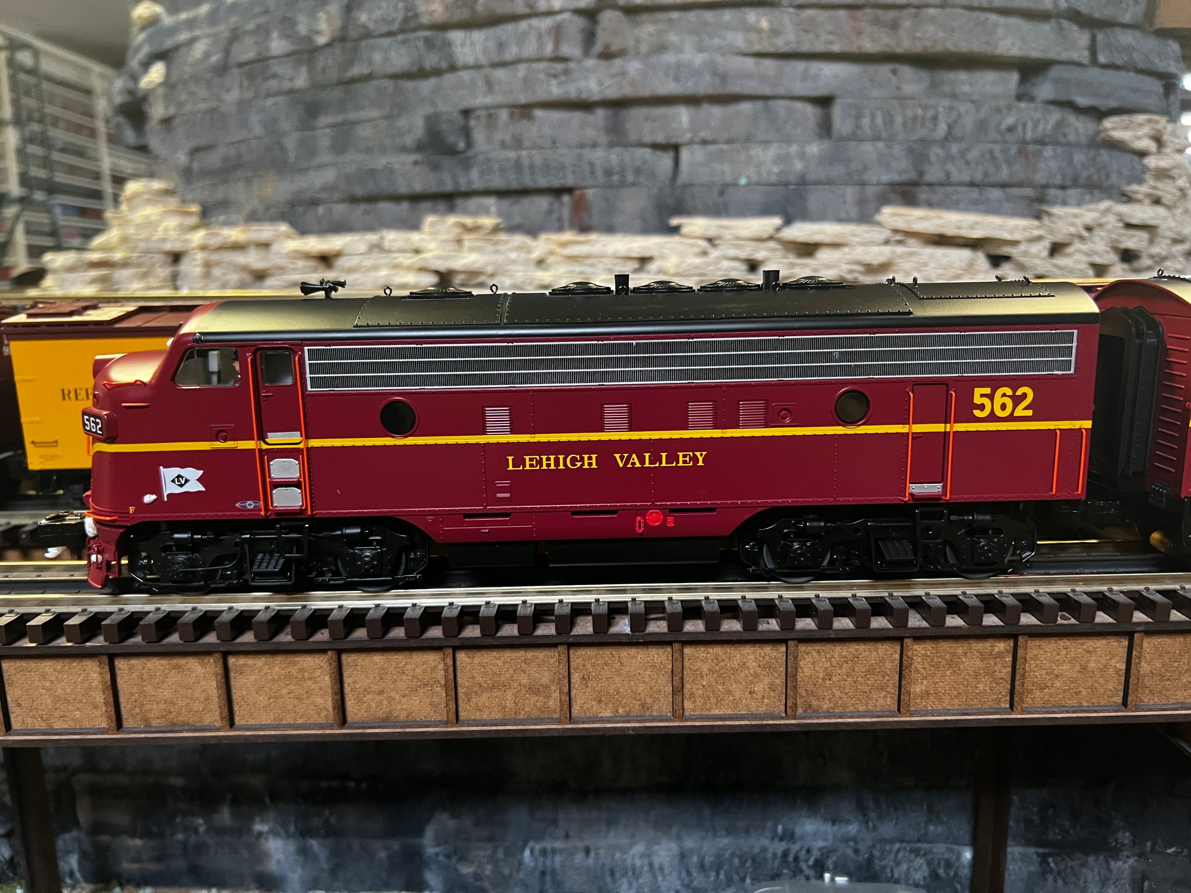Lionel 2233820 - Legacy F7 AA Set Diesel Locomotive "Lehigh Valley" #562/566