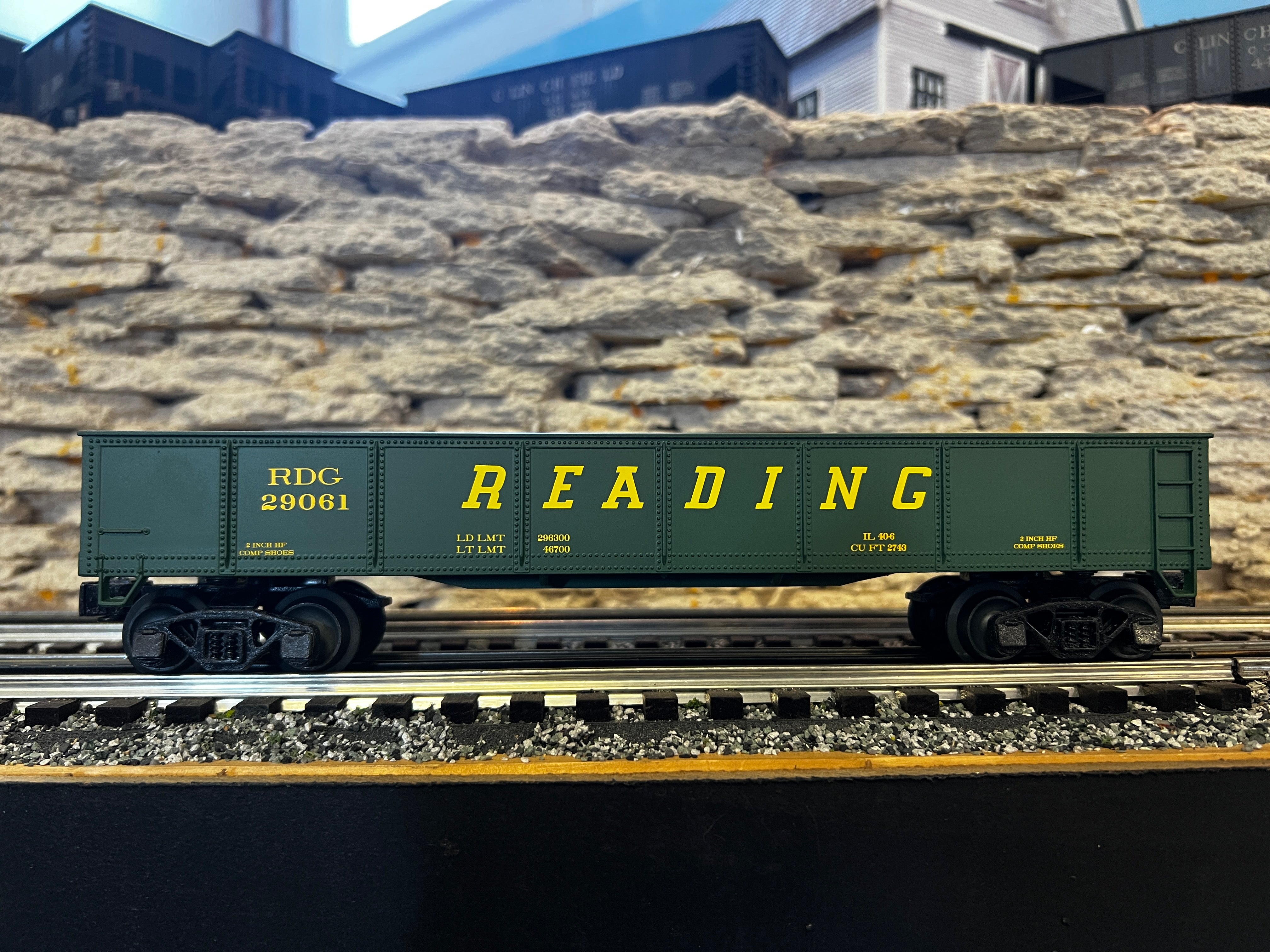 Unboxed Rolling Stock - A pair of Reading Gondolas - 2 Cars - 1 has a broken truck - Second Hand