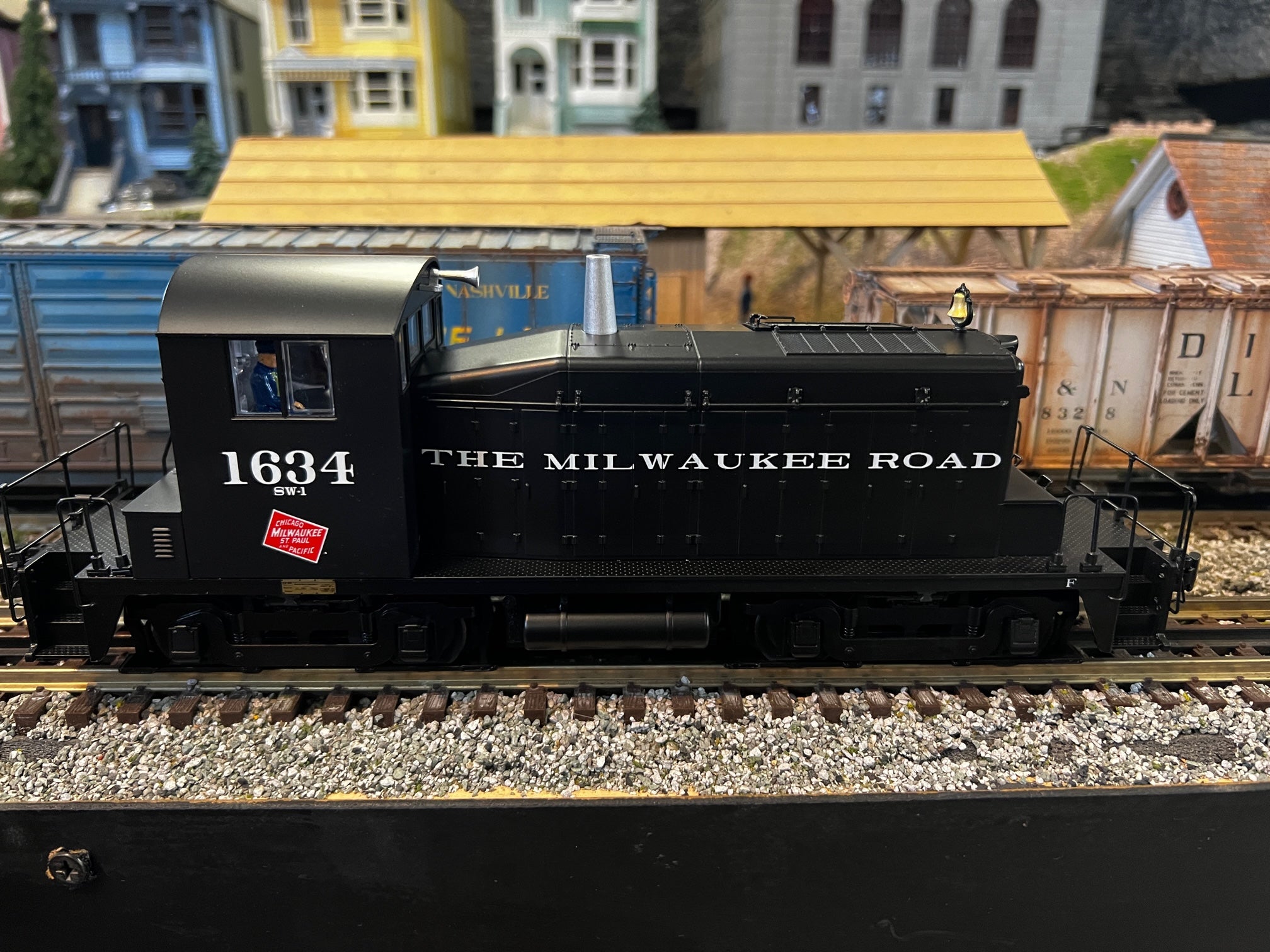 Lionel 2233971 - Legacy SW1 Diesel Locomotive "Milwaukee Road" #1634 - Custom Run for MrMuffin'sTrains