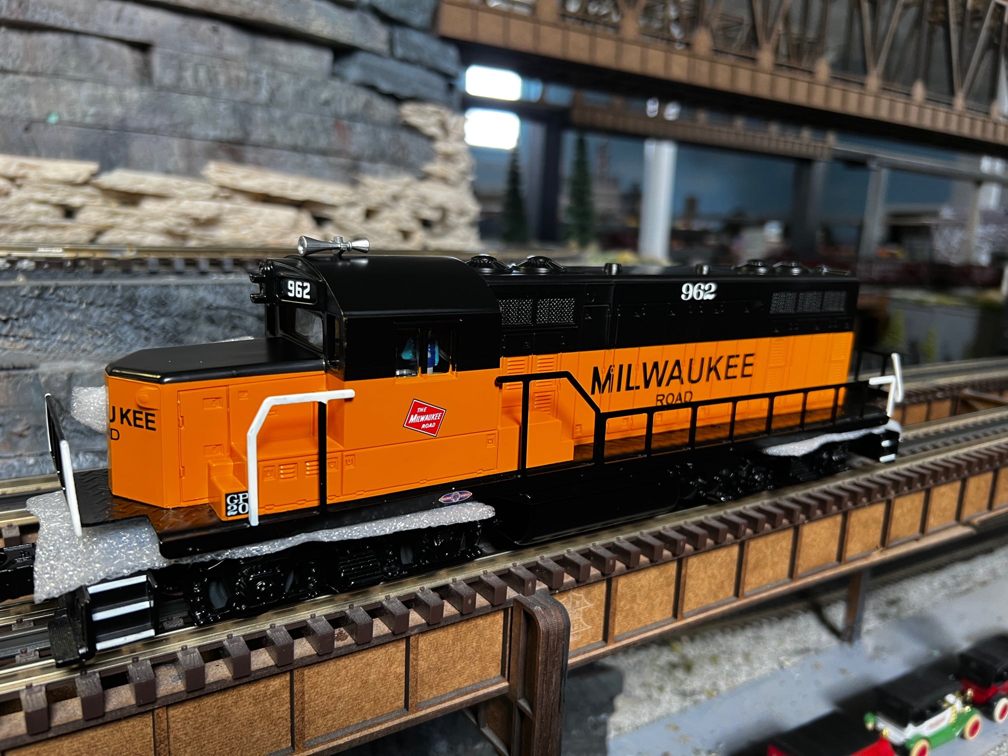 Lionel 2234150 - LionChief+ 2.0 GP20 Diesel Locomotive "Milwaukee Road" #962