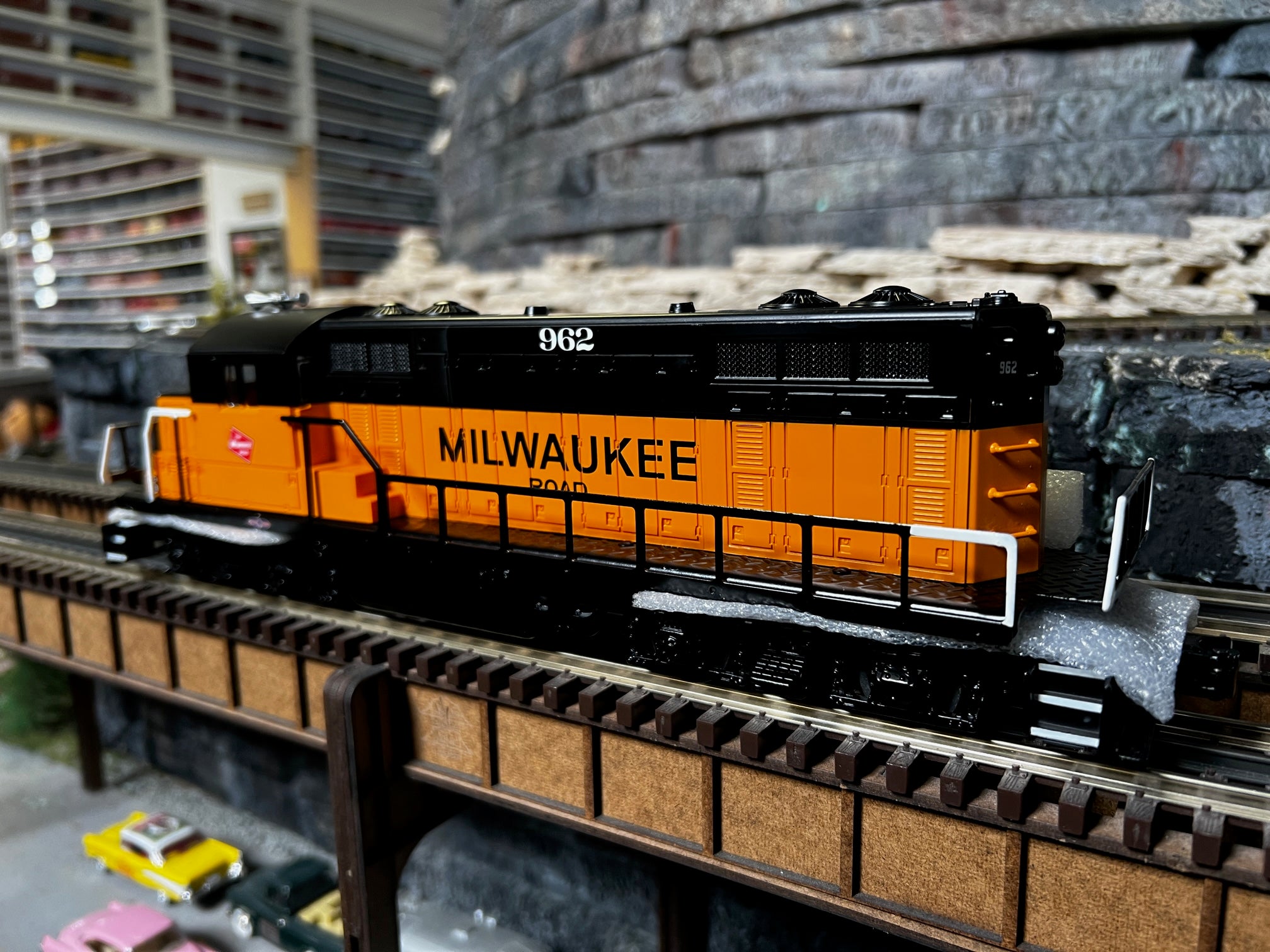 Lionel 2234150 - LionChief+ 2.0 GP20 Diesel Locomotive "Milwaukee Road" #962