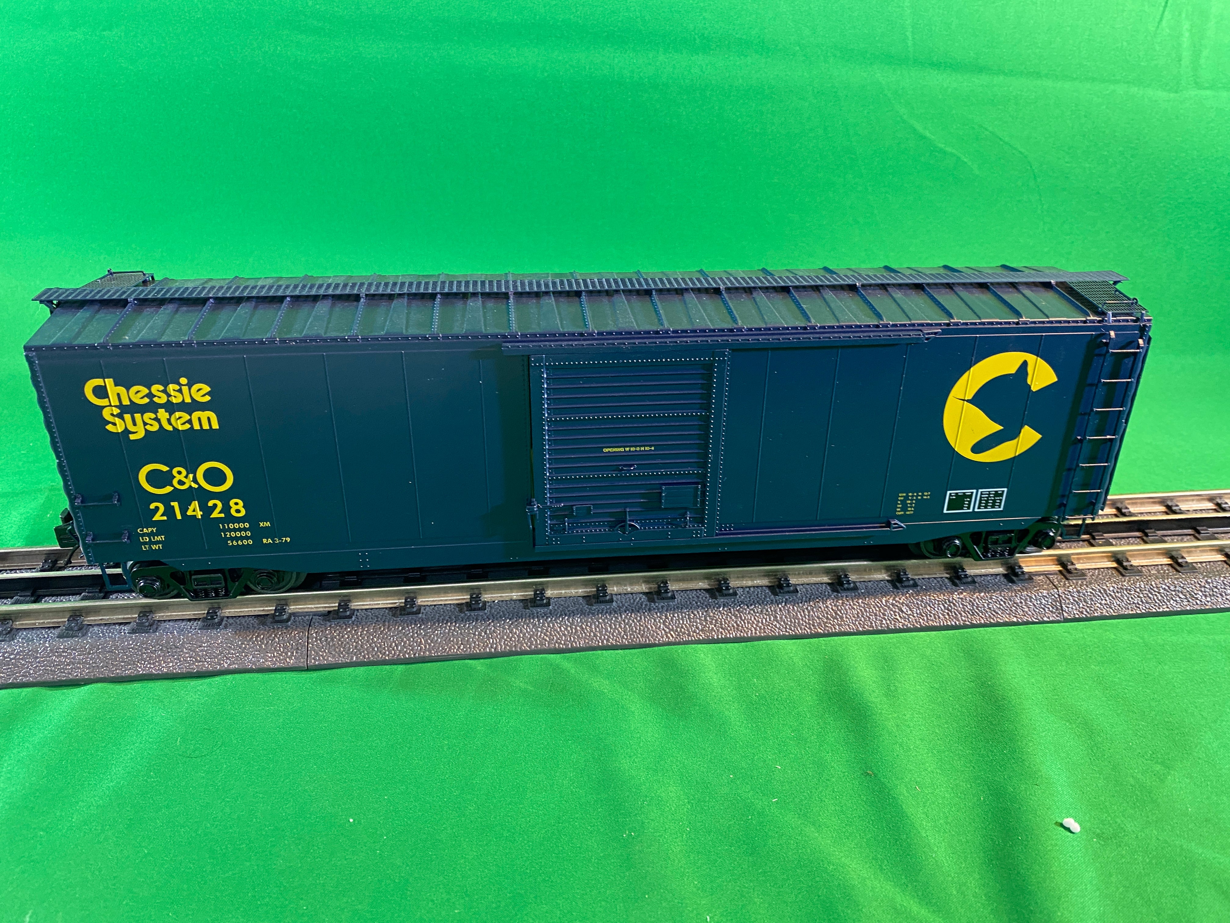 MTH 20-93919 - 50' Ps-1 Box Car "Chessie" w/ Youngstown Standard Door