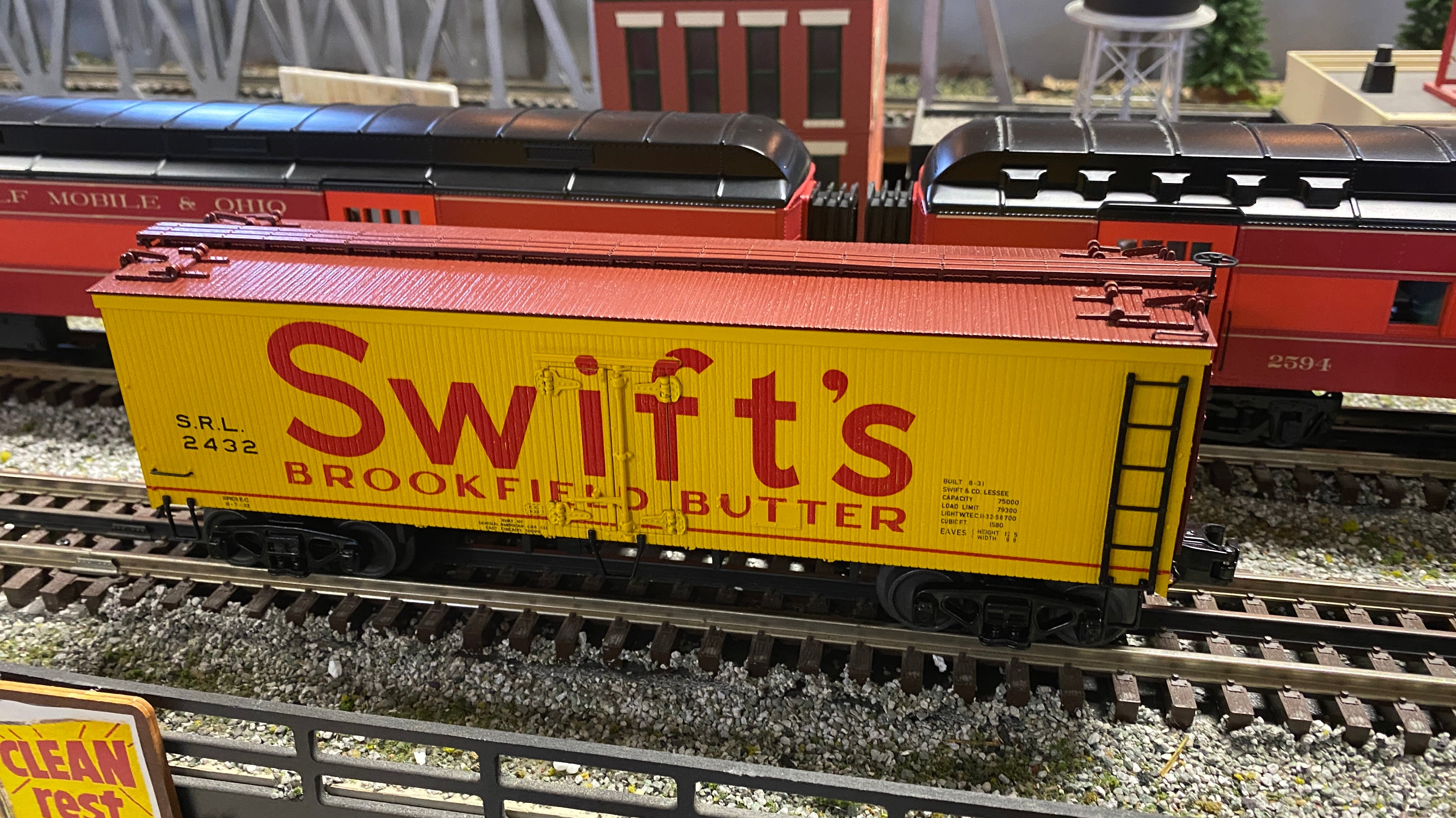 MTH 20-94496 - 36' Woodsided Reefer Car "Swift's" #2433 - Custom Run for MrMuffin'sTrains