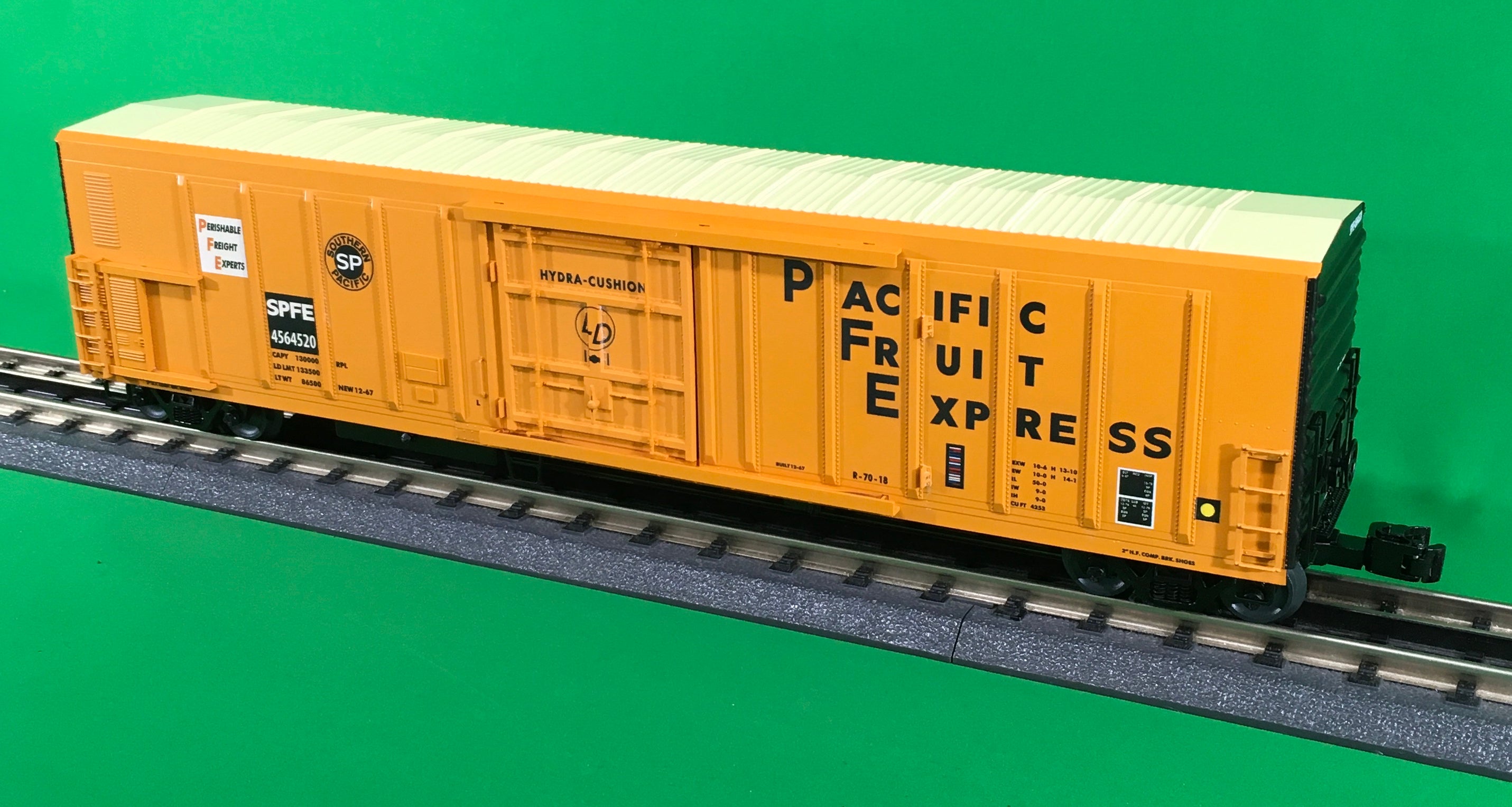 Lionel 2026520 - Smoking 57' Mechanical Reefer "Pacific Fruit Express"