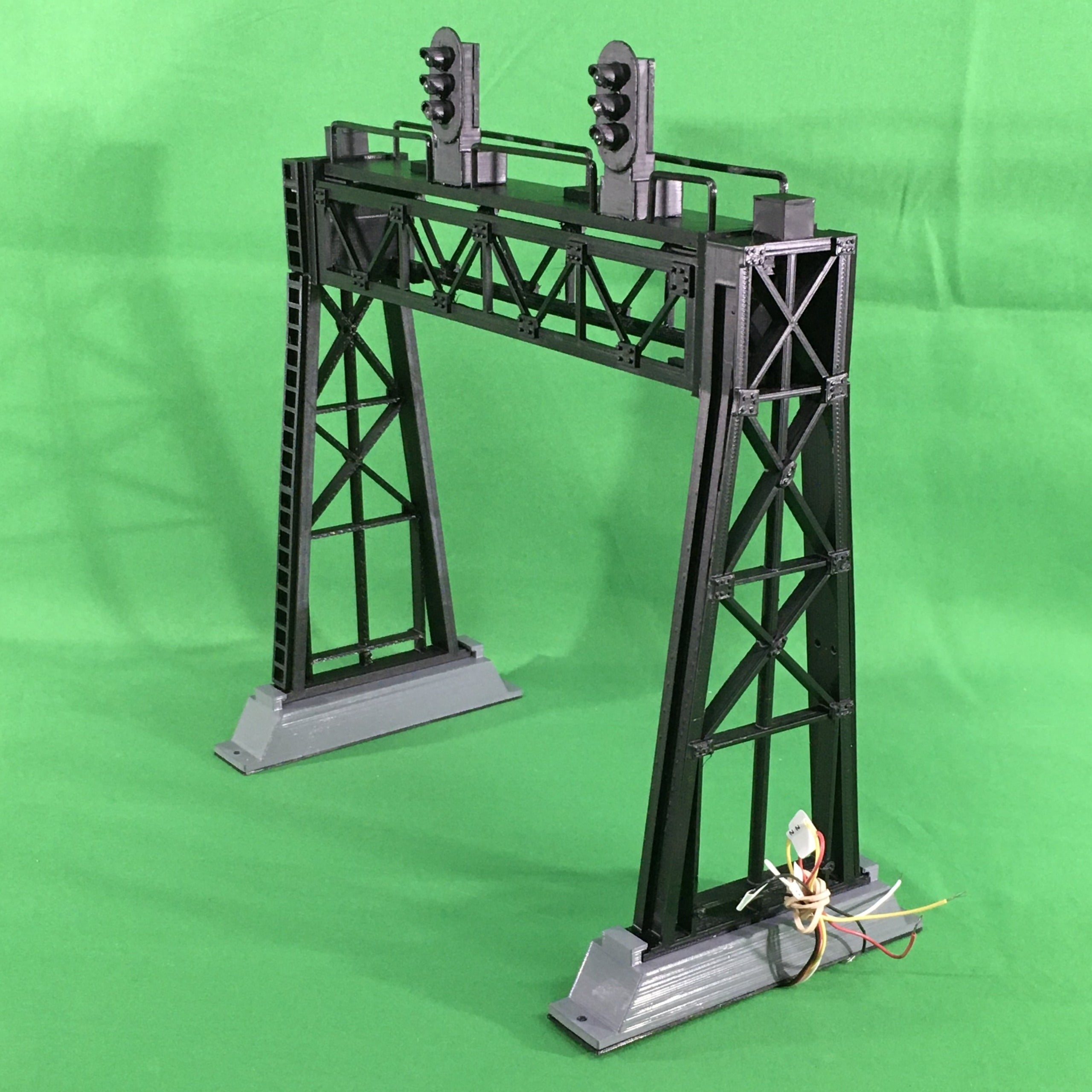 K & R Custom Models #4221 - 2-Track Signal Bridge - 2 Street Lights