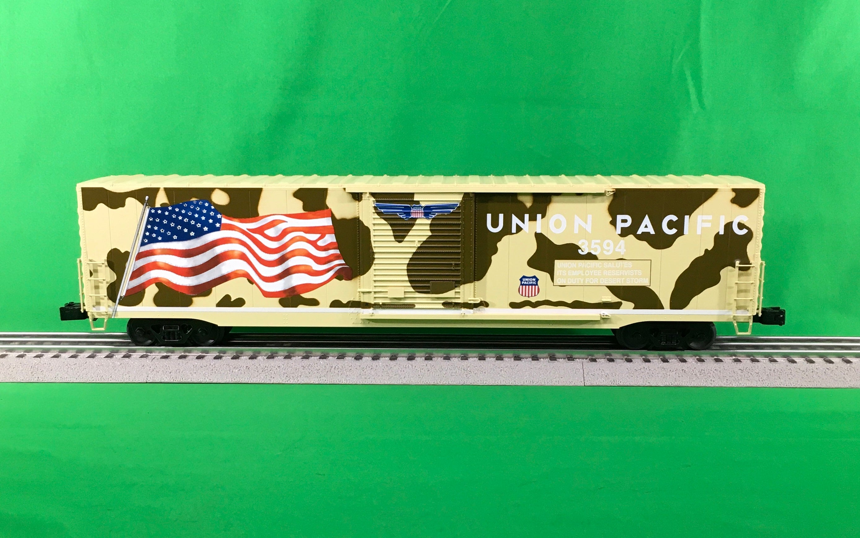 Lionel 2226991 - Illuminated Flag Boxcar "Union Pacific" Desert Victory