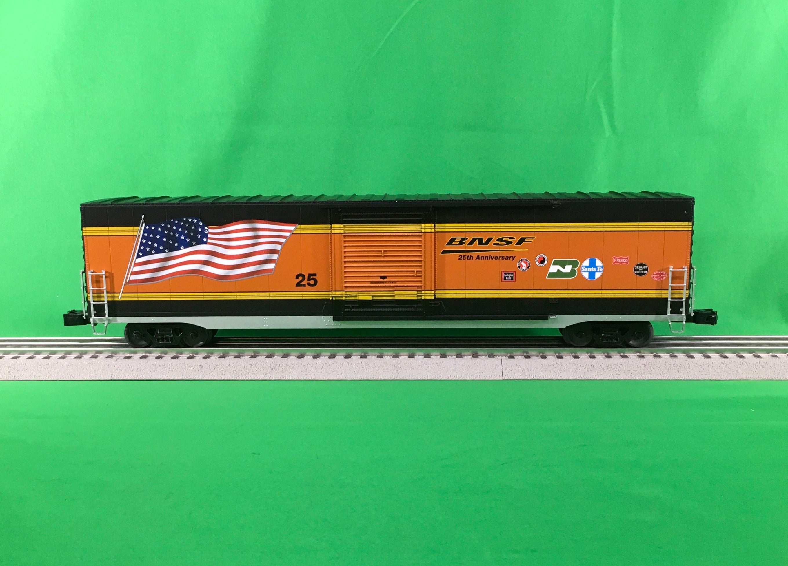 Lionel 2226810 - Illuminated Flag Boxcar "BNSF"