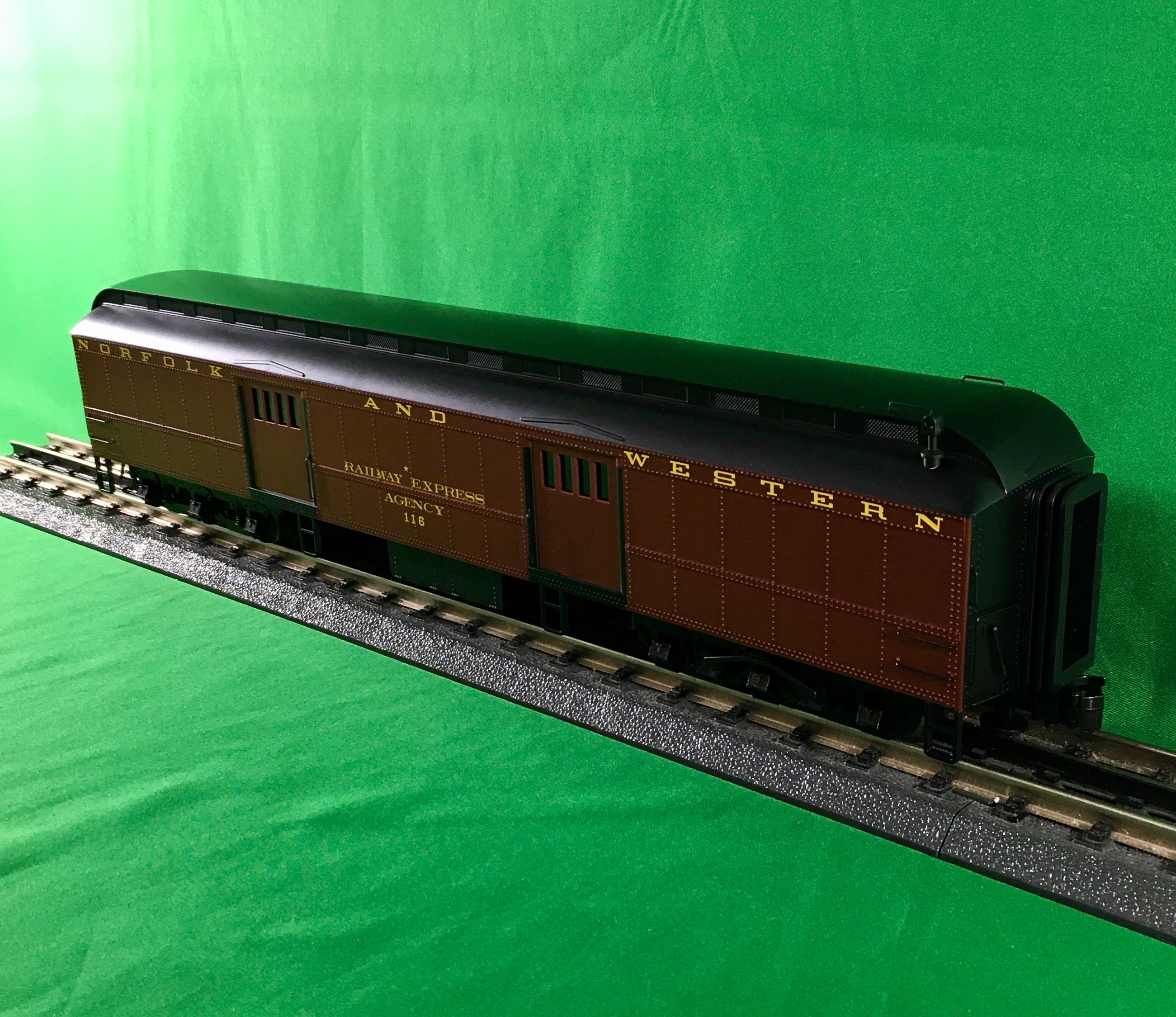 Sold at Auction: MTH 70' Streamlined C&O The Chessie Passenger Cars