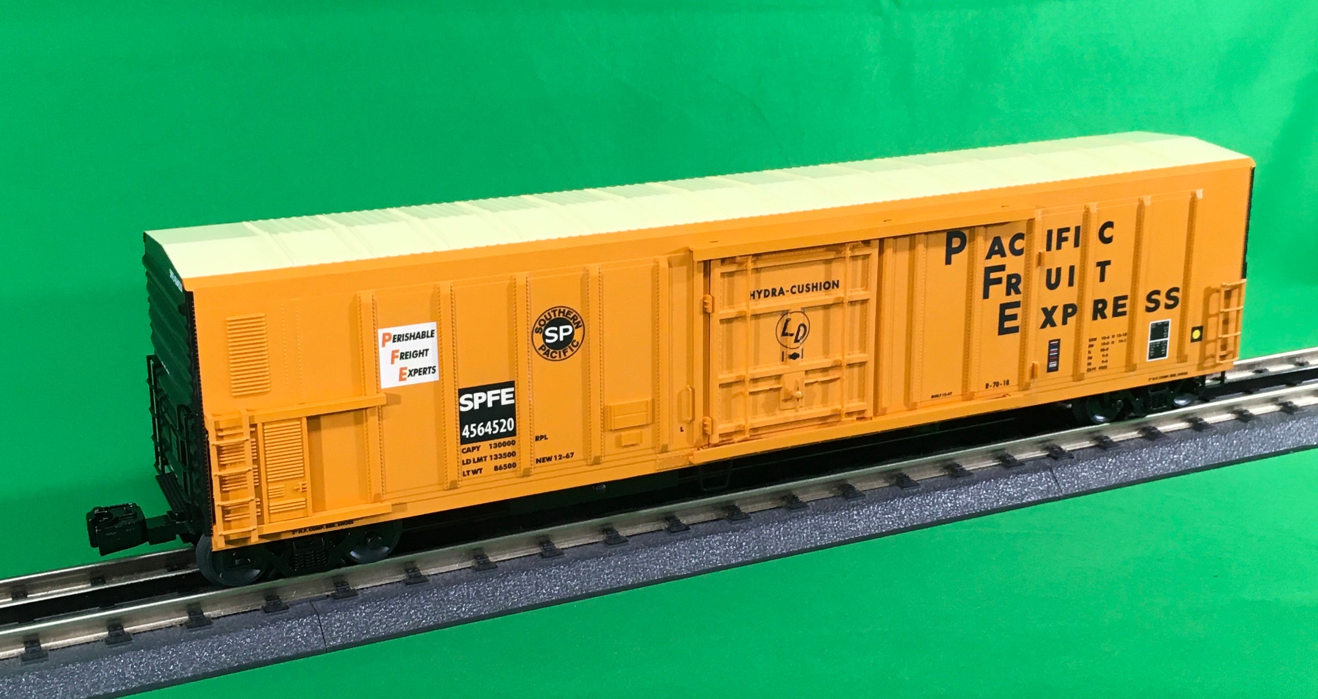Lionel 2026520 - Smoking 57' Mechanical Reefer "Pacific Fruit Express"