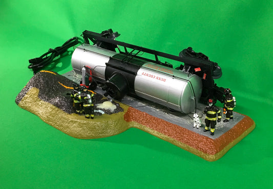 Lionel 2229260 - Firefighter Tank Car Accident Training - MrMuffin'sTrains