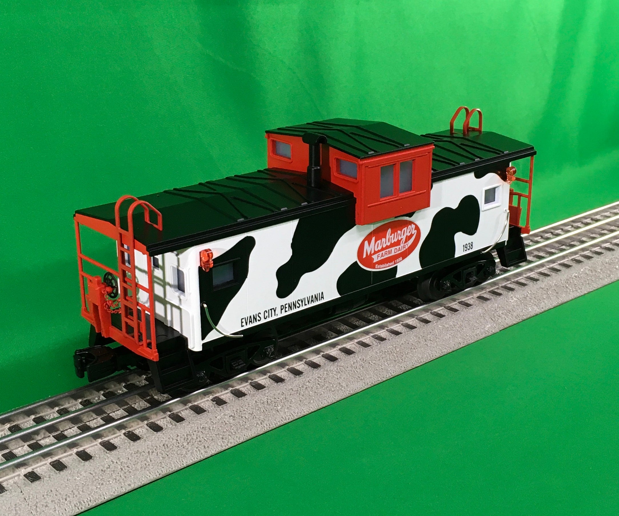 MTH 30-77371 - Extended Vision Caboose "Marburger Dairy"