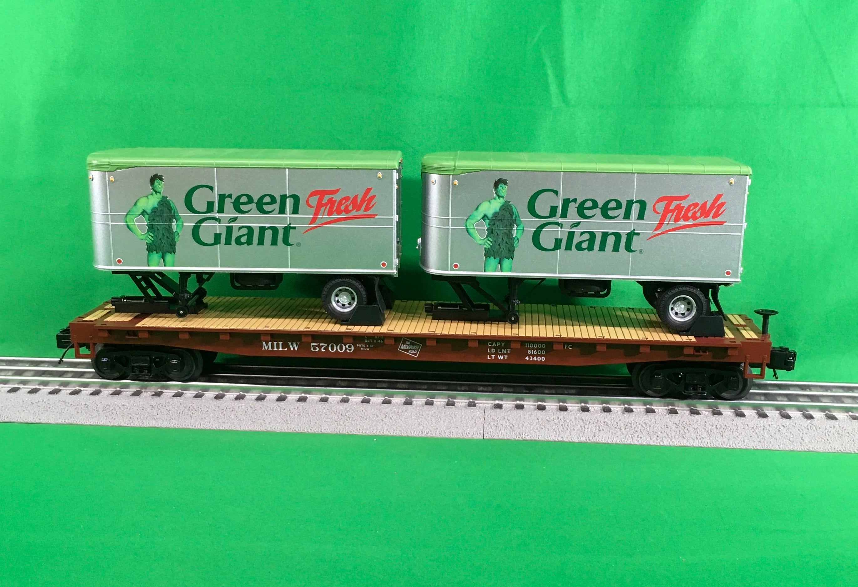 MTH 20-95555 - Flat Car "Milwaukee Road" w/ (2) PUP Trailers (Green Giant)